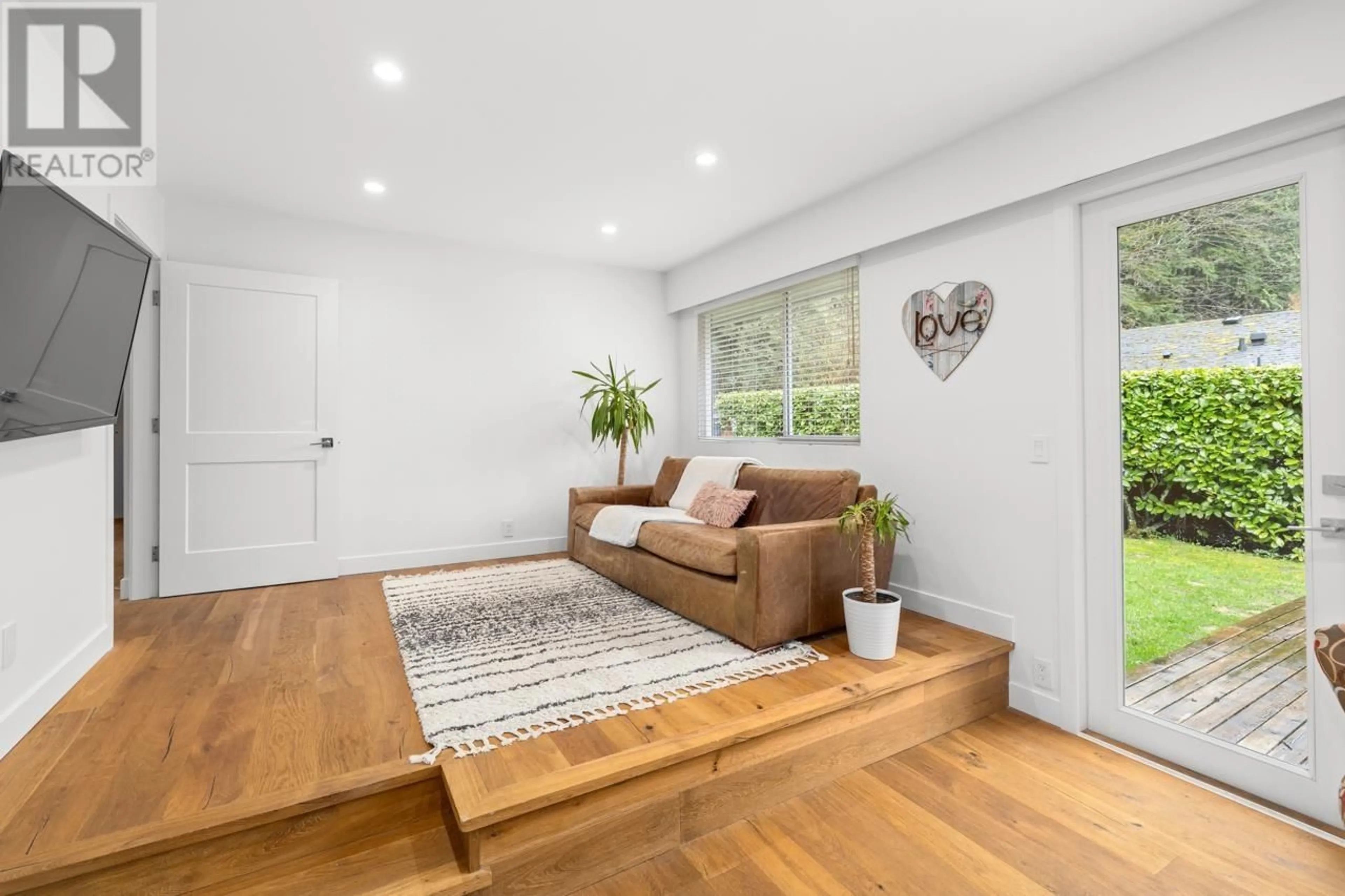 Living room with furniture, wood/laminate floor for 2206 CHAPMAN WAY, North Vancouver British Columbia V7H1W1