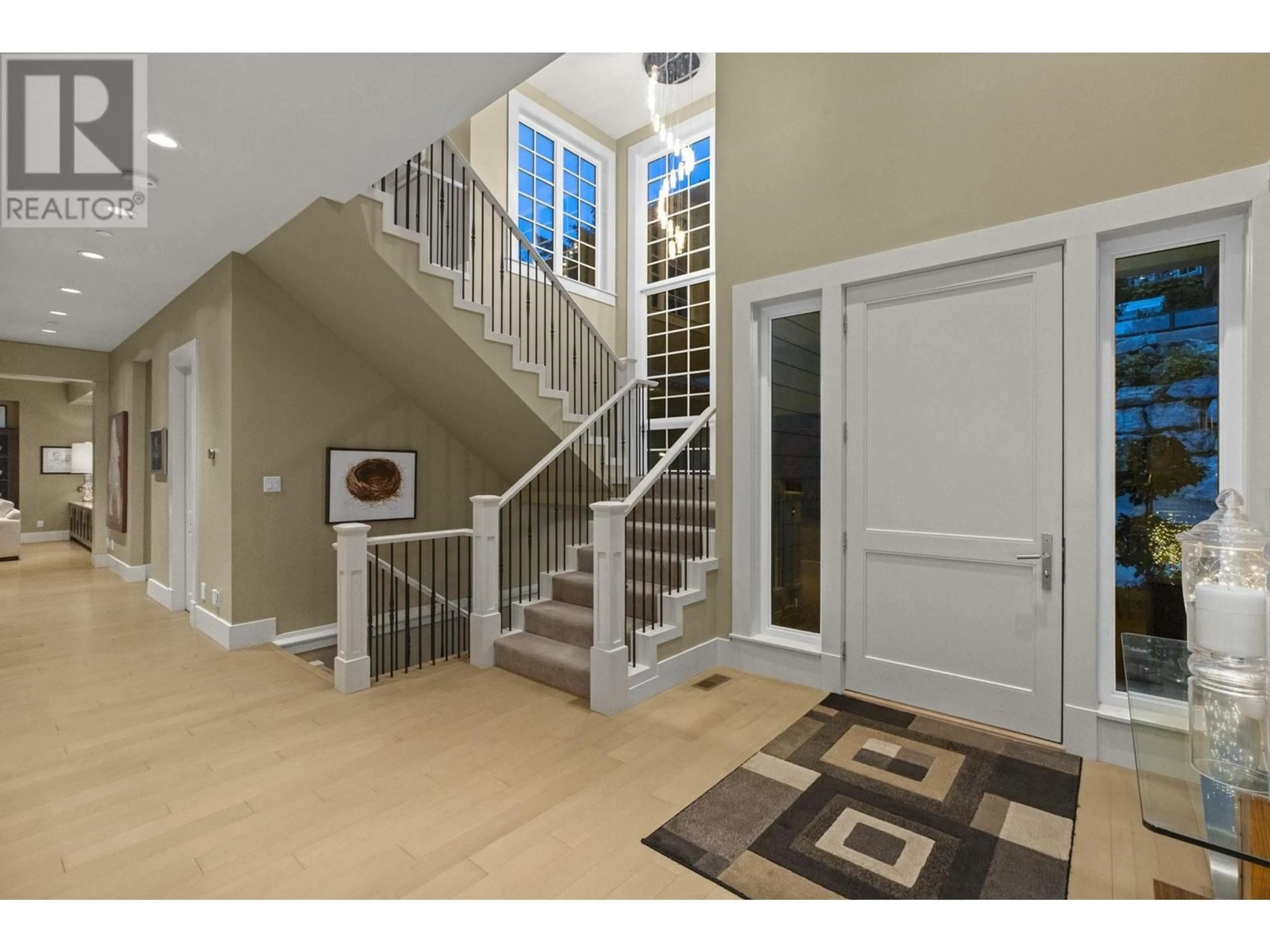 Indoor entryway for 350 BAYVIEW ROAD, Lions Bay British Columbia V0N2E0