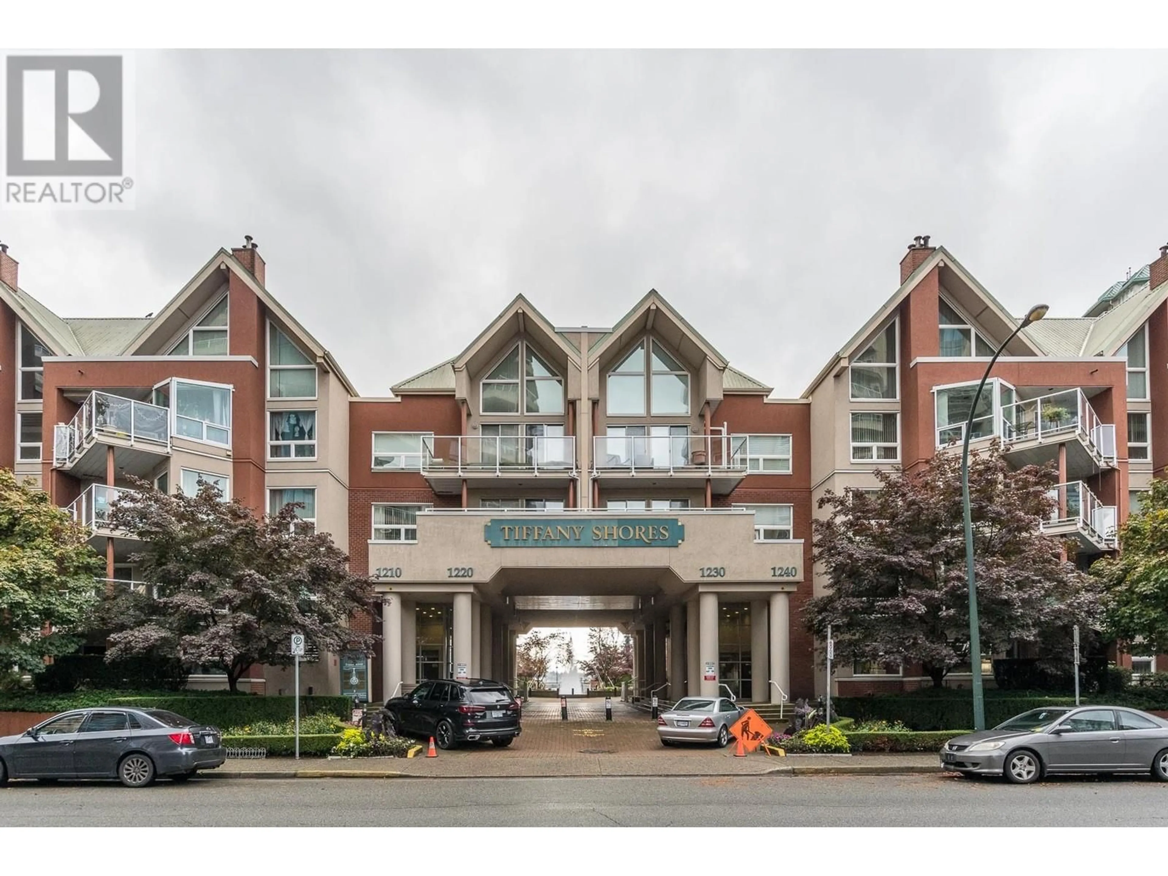 Indoor foyer for 107 1240 QUAYSIDE DRIVE, New Westminster British Columbia V3M6H1