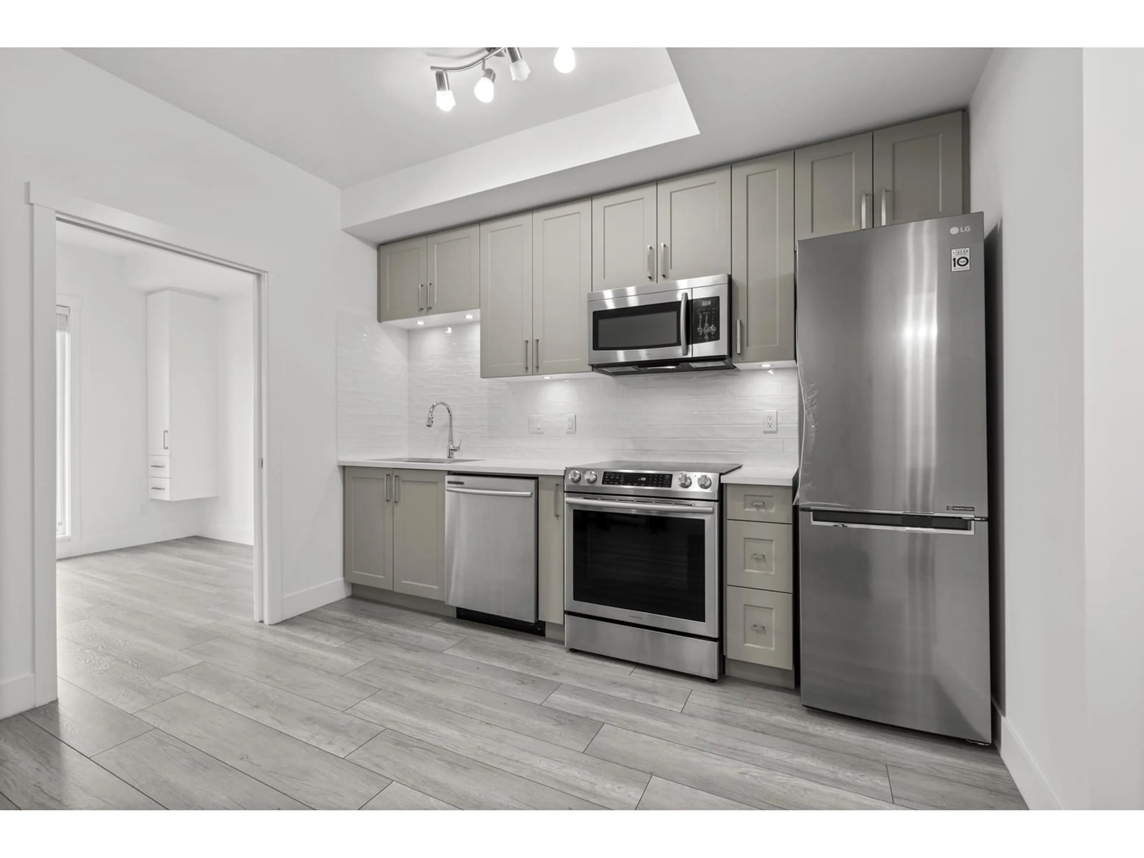 Standard kitchen, unknown for 509 9689 140 STREET, Surrey British Columbia V3T0P3