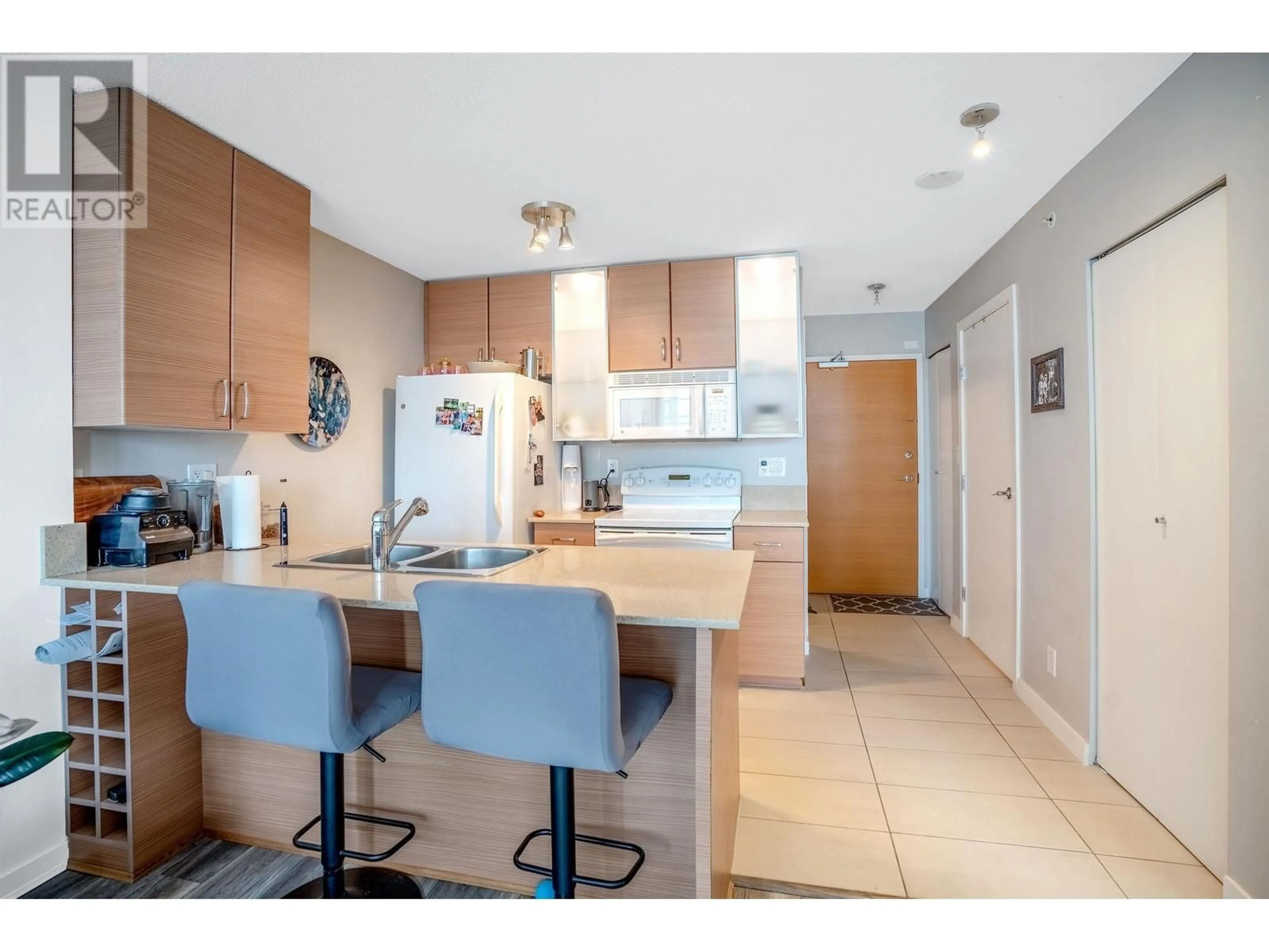 Standard kitchen, unknown for 2405 909 MAINLAND STREET, Vancouver British Columbia V6B1S3