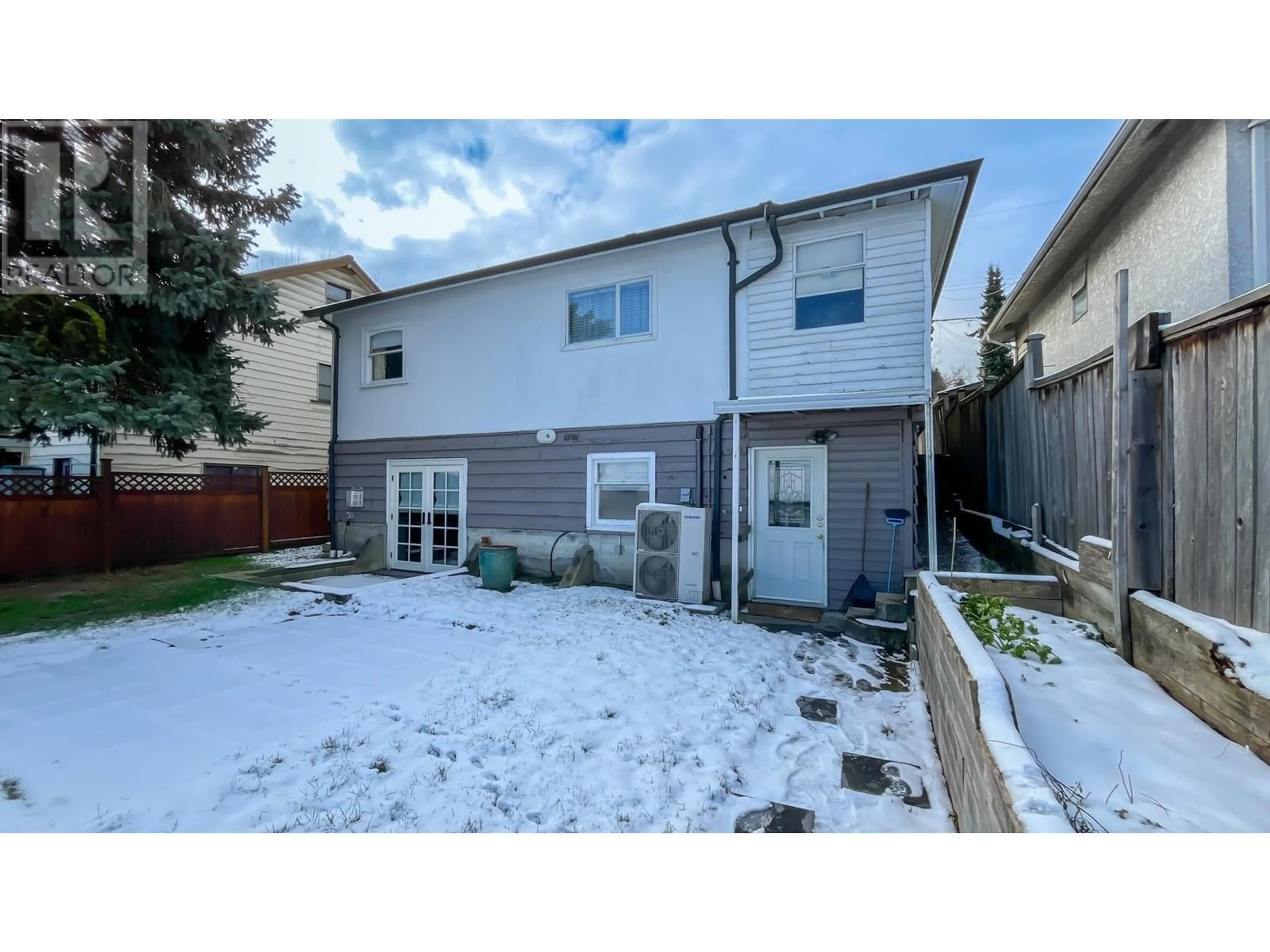 A pic from outside/outdoor area/front of a property/back of a property/a pic from drone, street for 414 WILSON STREET, New Westminster British Columbia V3L3R6