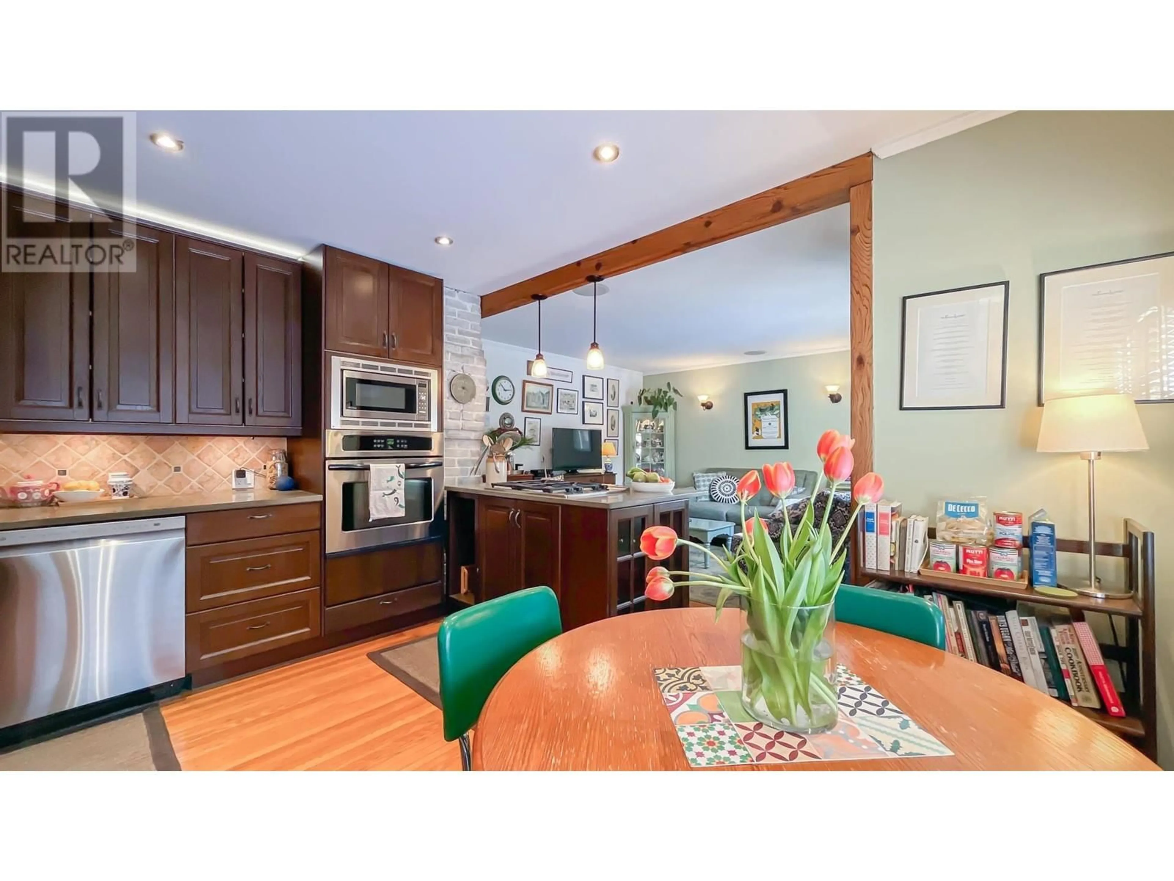 Open concept kitchen, wood/laminate floor for 414 WILSON STREET, New Westminster British Columbia V3L3R6