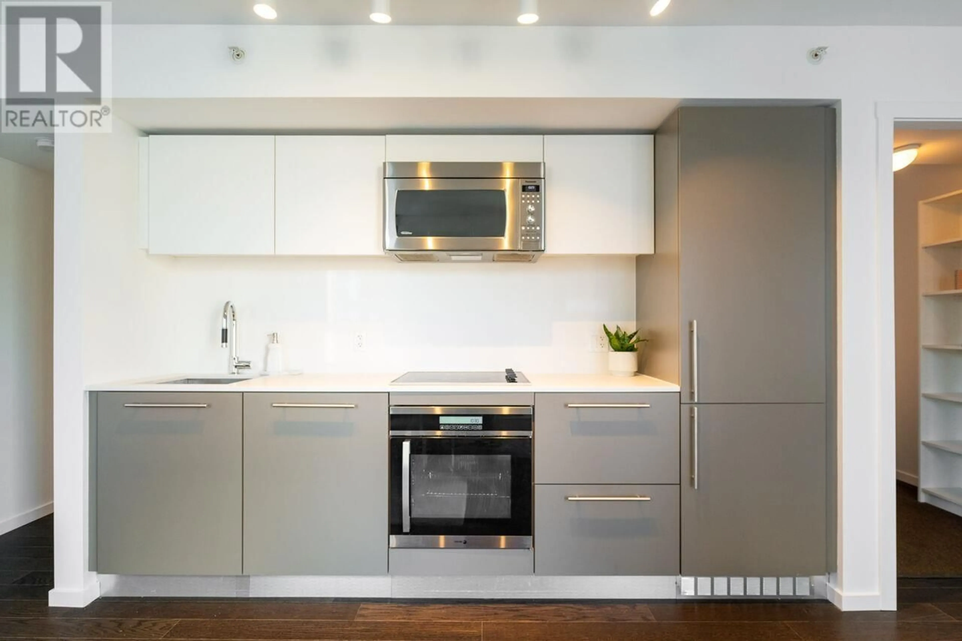 Standard kitchen, wood/laminate floor for 1701 999 SEYMOUR STREET, Vancouver British Columbia V6B0M5