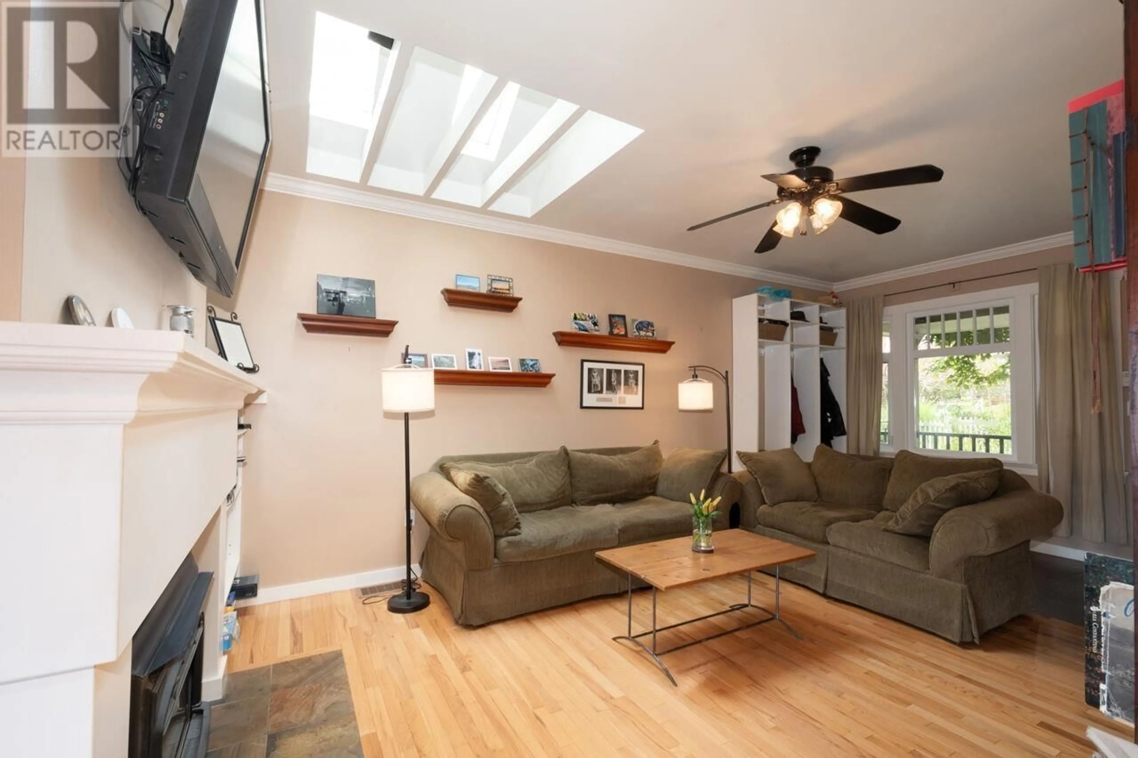 Living room with furniture, wood/laminate floor for 2815 YALE STREET, Vancouver British Columbia V5K1C5