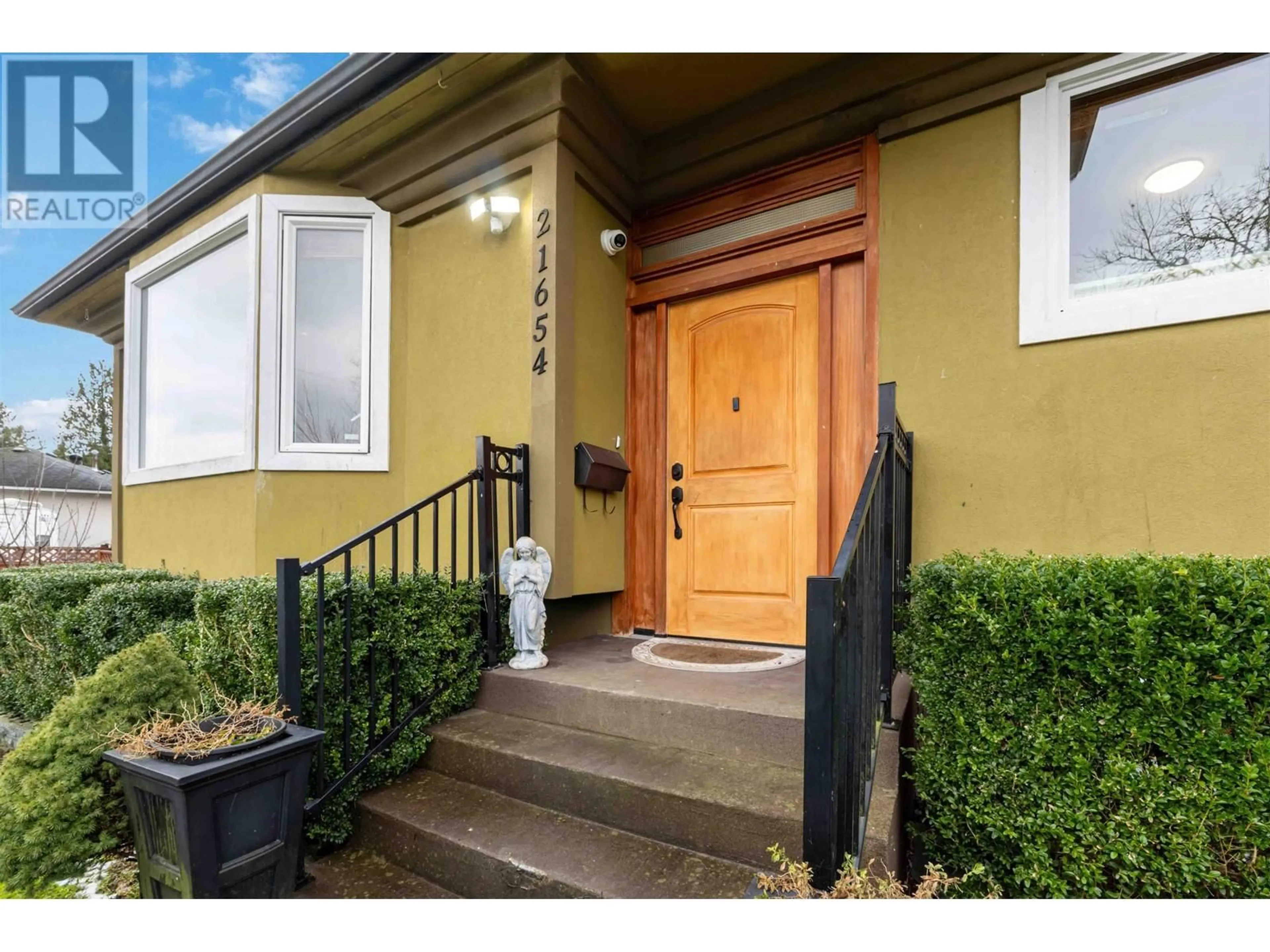 Indoor entryway for 21654 EXETER AVENUE, Maple Ridge British Columbia V2X4M8