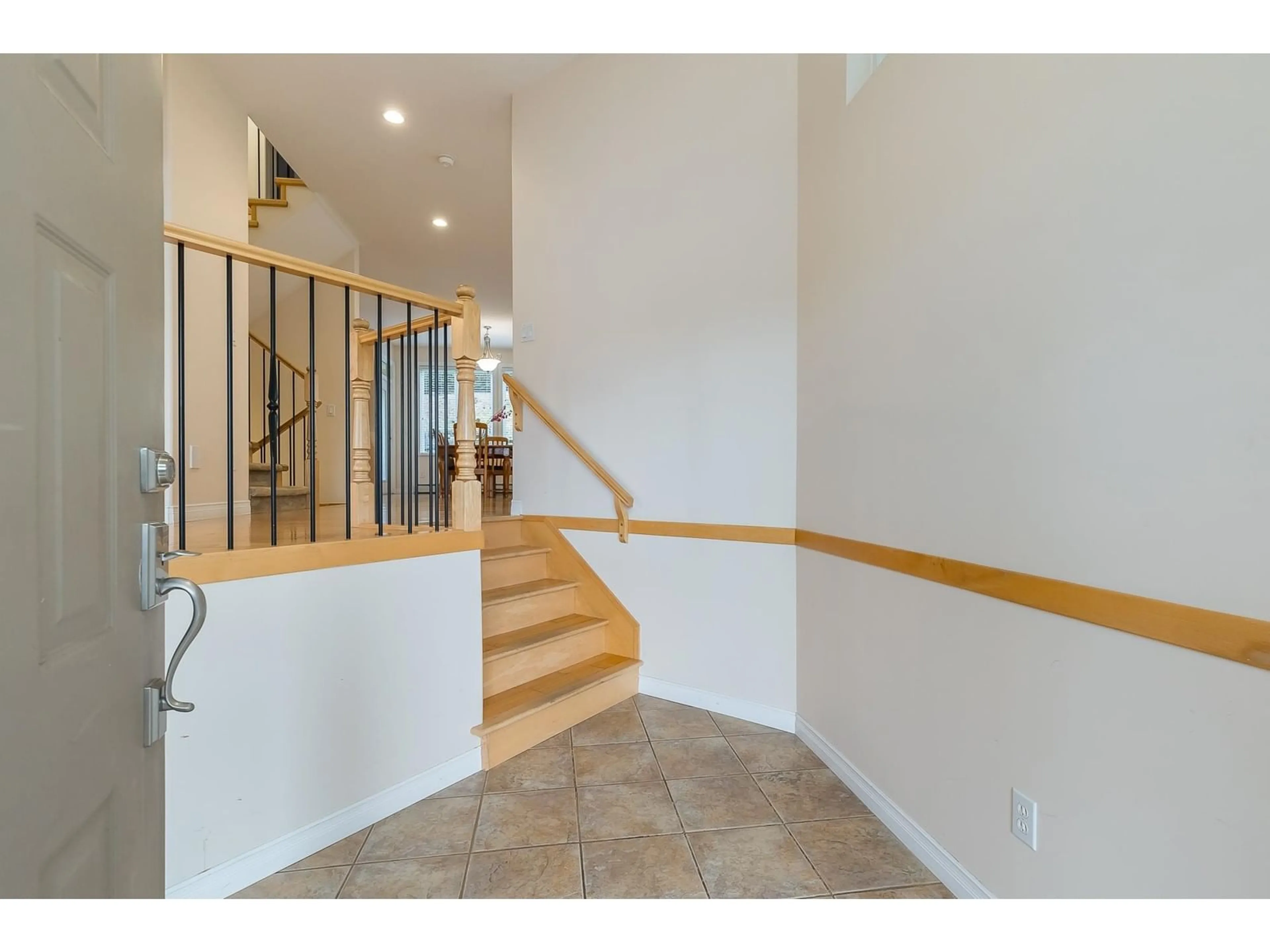 Indoor foyer for 7 3299 HARVEST DRIVE, Abbotsford British Columbia V3G2Y6