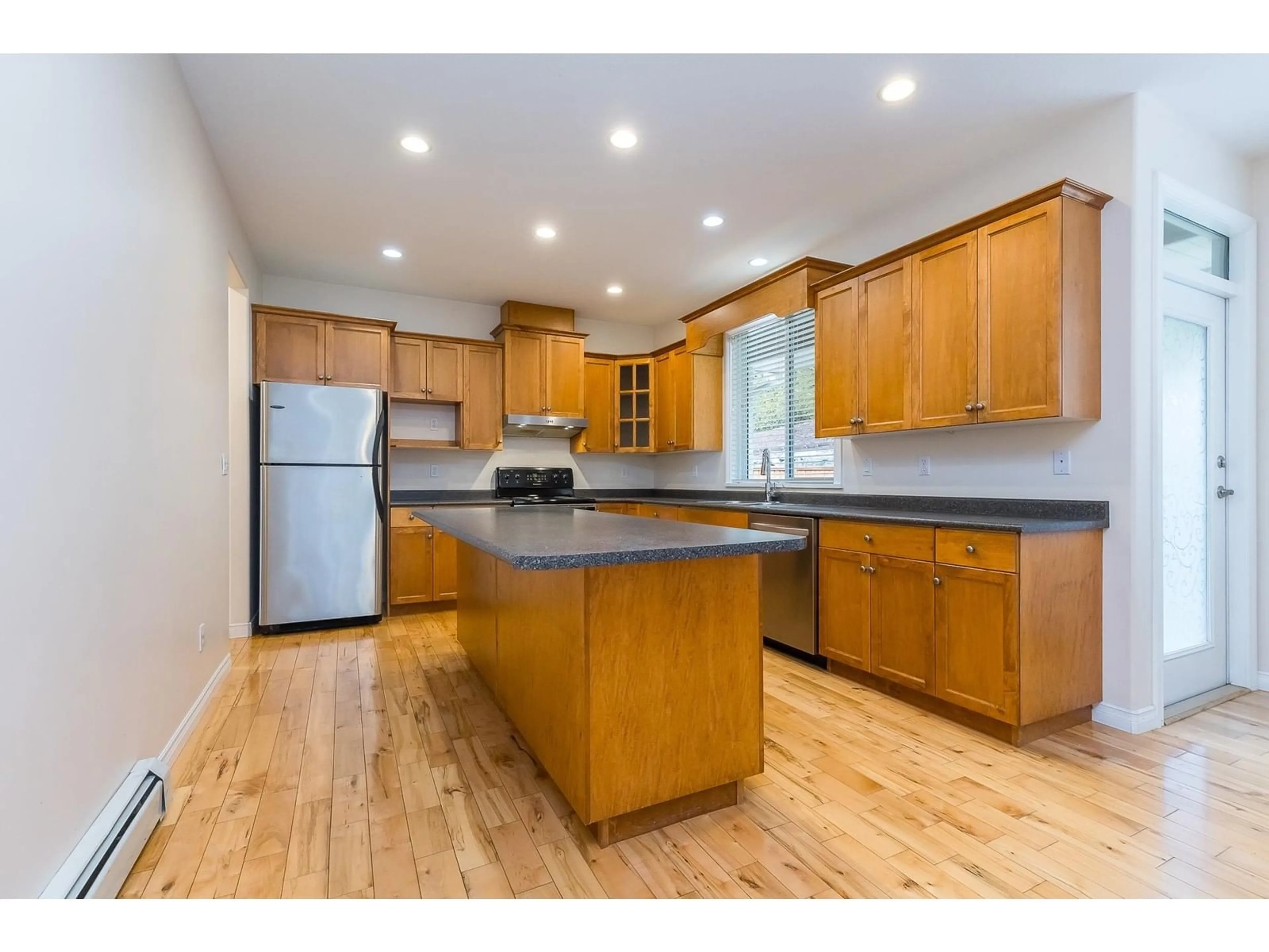 Open concept kitchen, wood/laminate floor for 7 3299 HARVEST DRIVE, Abbotsford British Columbia V3G2Y6