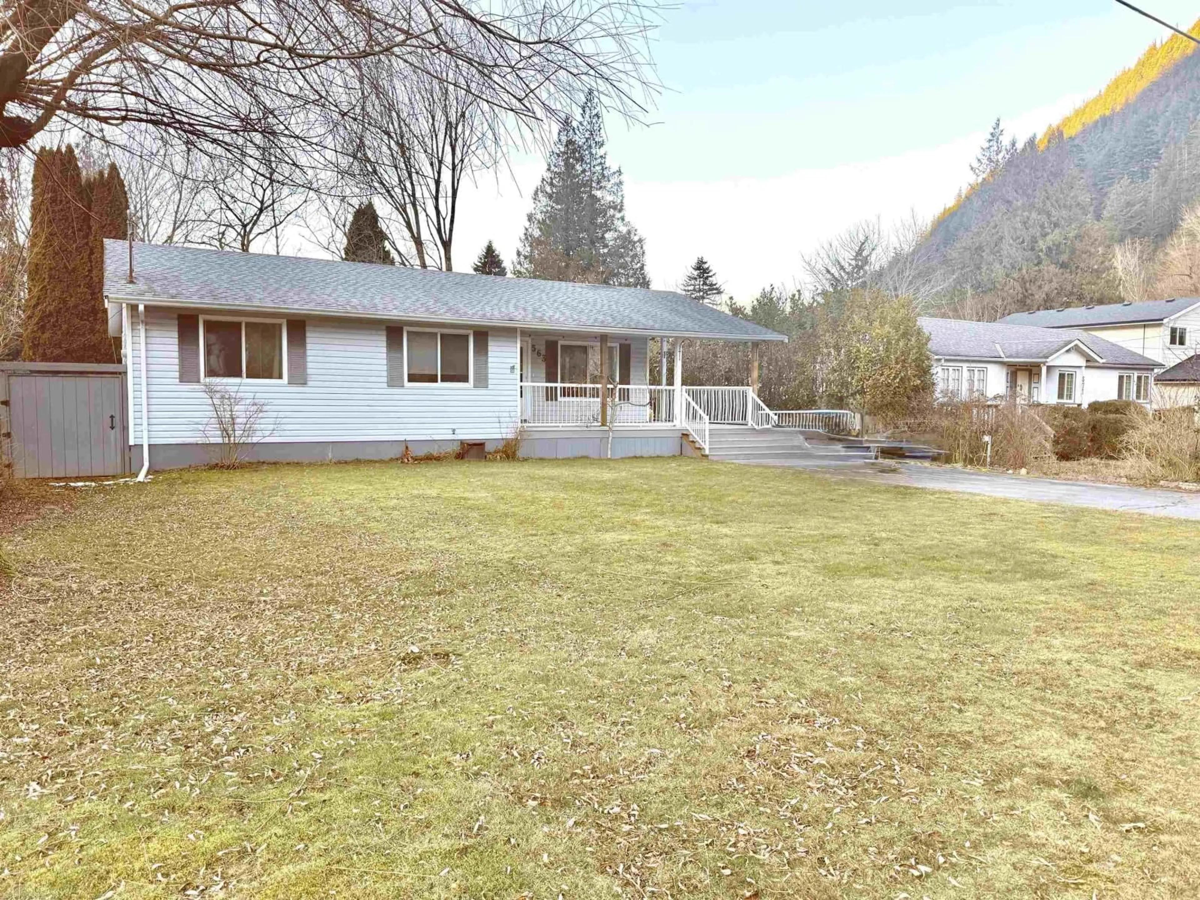 A pic from outside/outdoor area/front of a property/back of a property/a pic from drone, mountain view for 563 ECHO AVENUE, Harrison Hot Springs British Columbia V0M1K0
