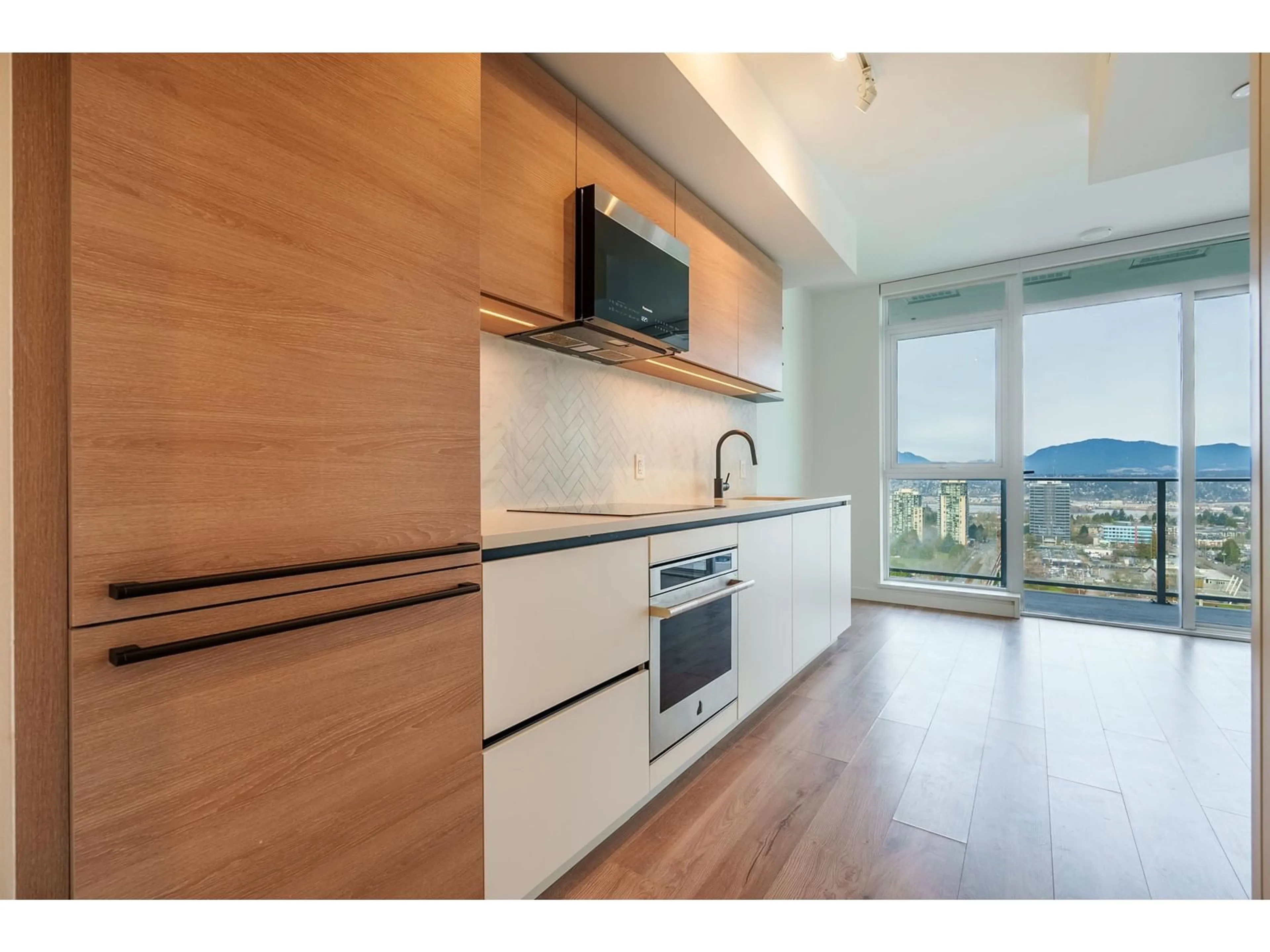 Standard kitchen, wood/laminate floor for 2503 10448 UNIVERSITY DRIVE, Surrey British Columbia V3T0S7