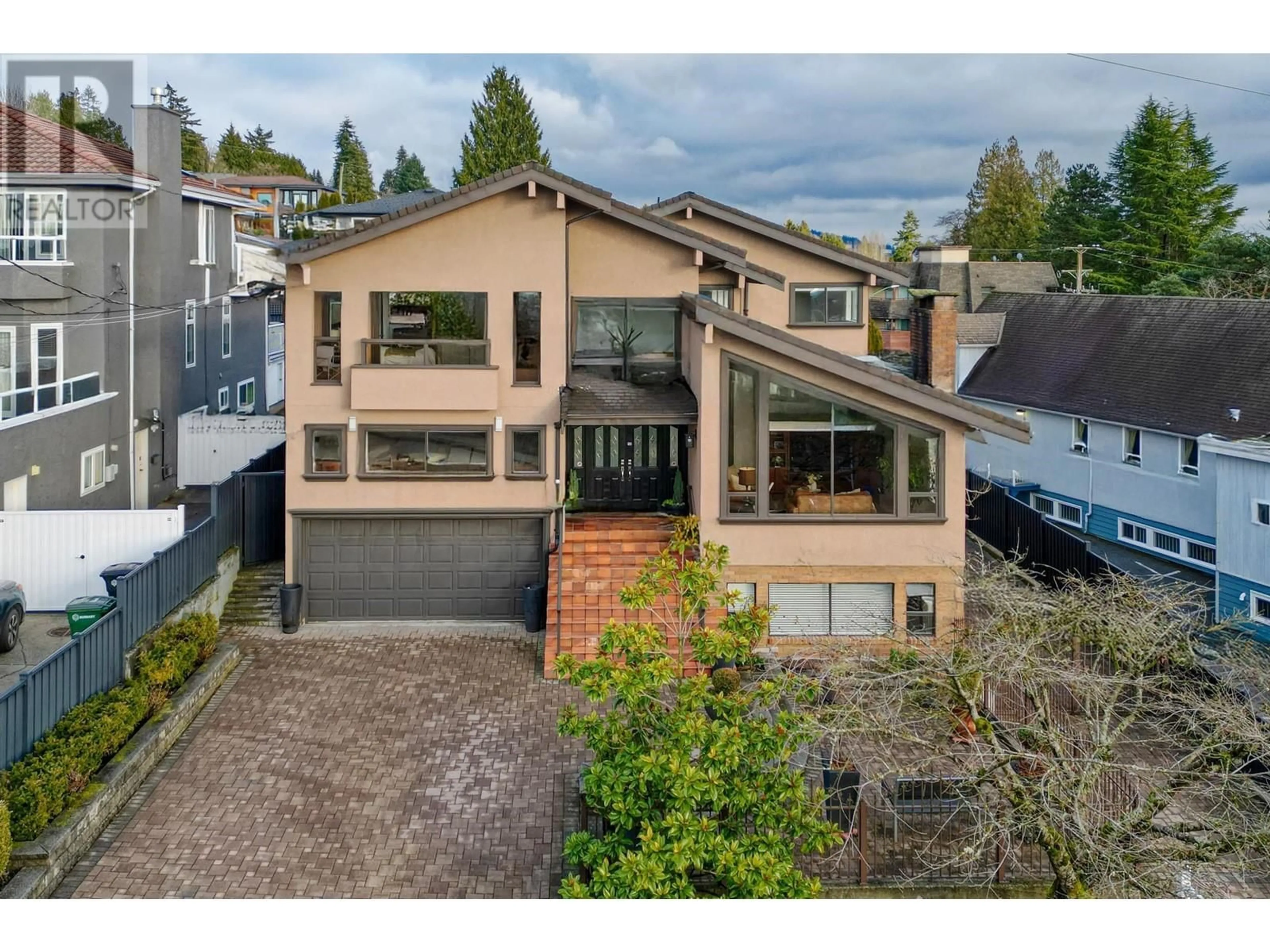 A pic from outside/outdoor area/front of a property/back of a property/a pic from drone, street for 376 HYTHE AVENUE, Burnaby British Columbia V5B3H9