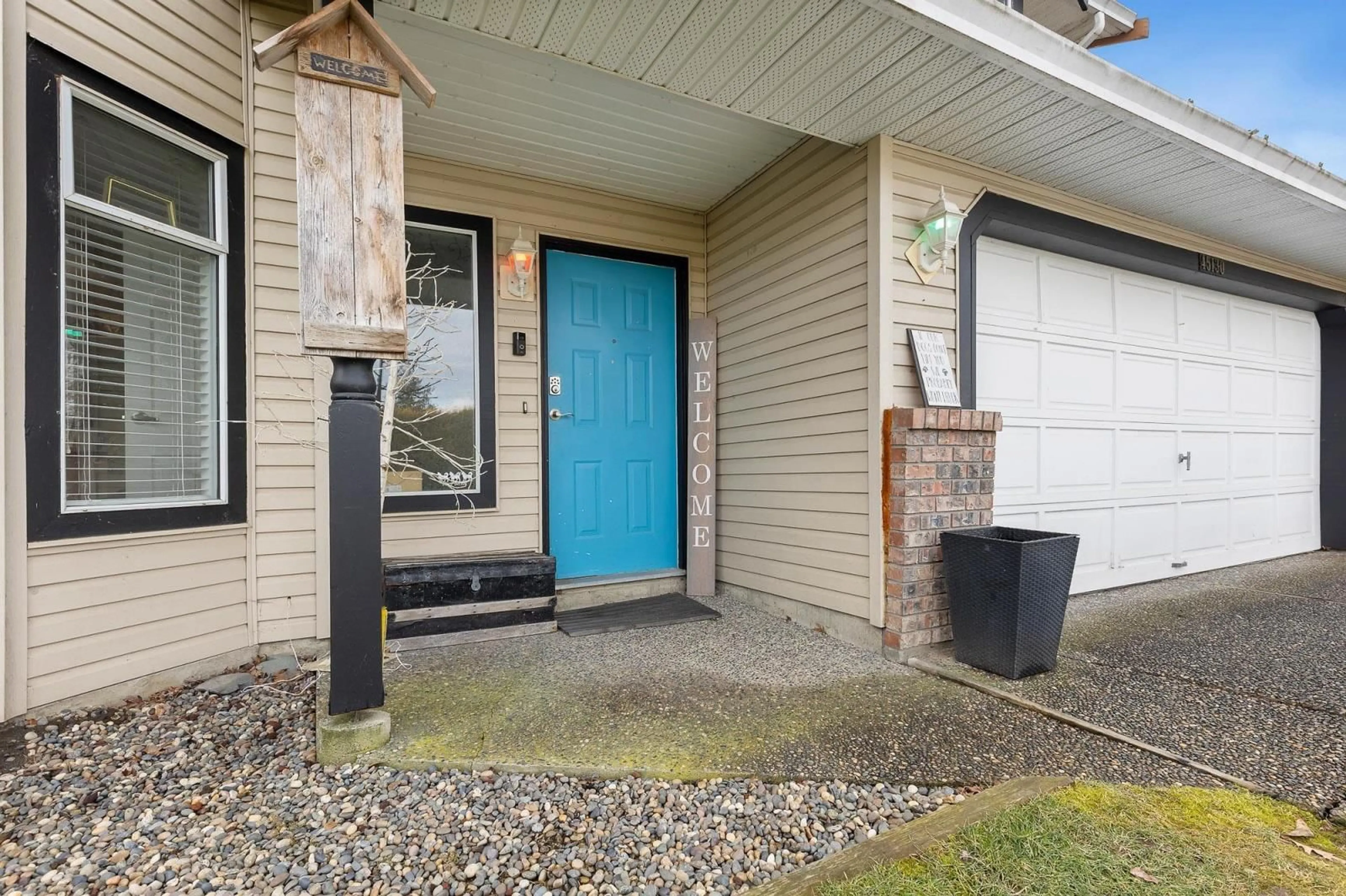 Indoor entryway for 45130 BLUEJAY AVENUE|Sardis West Vedder, Sardis British Columbia V2R2V2