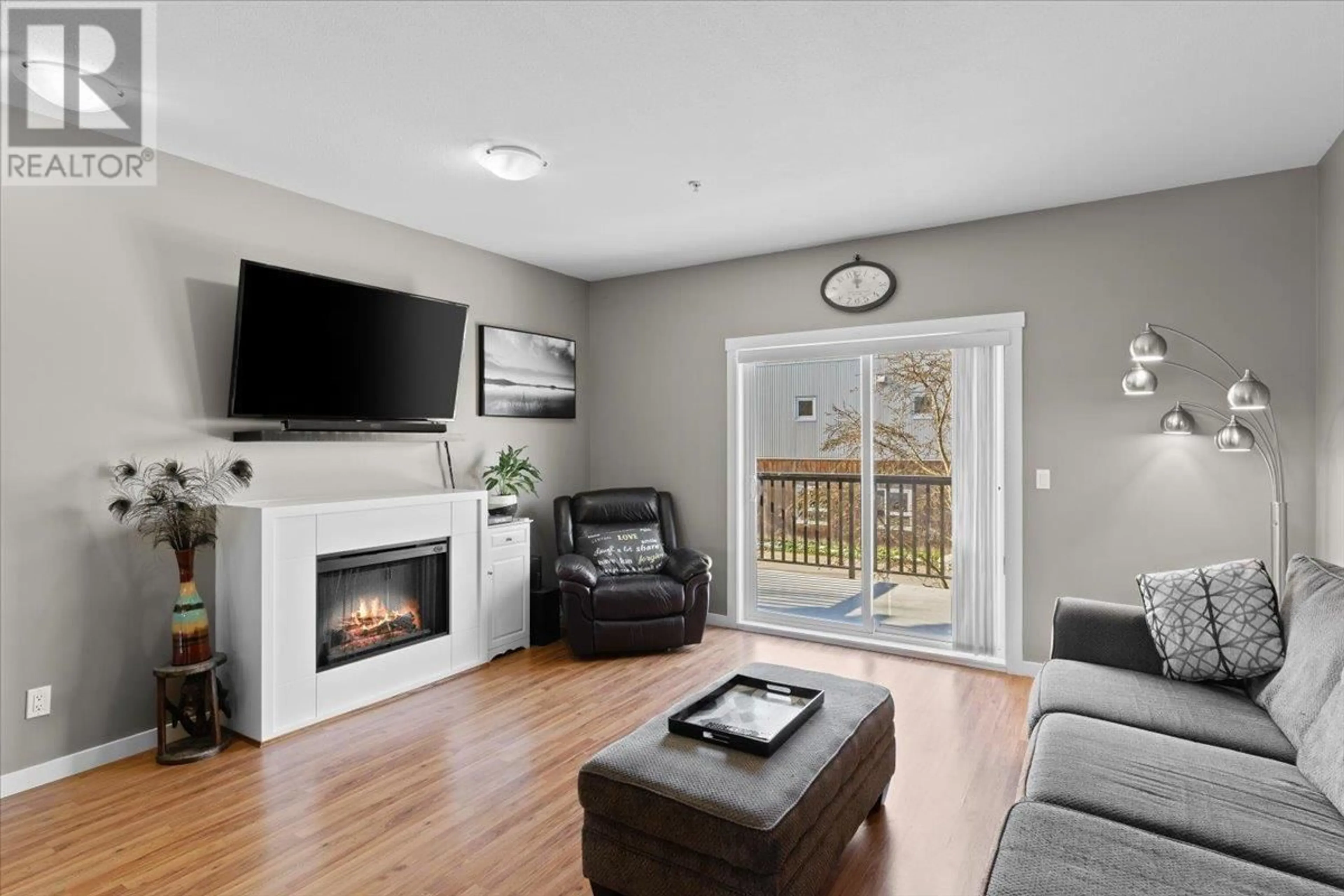 Living room with furniture, wood/laminate floor for 39 19572 FRASER WAY, Pitt Meadows British Columbia V3Y0A9