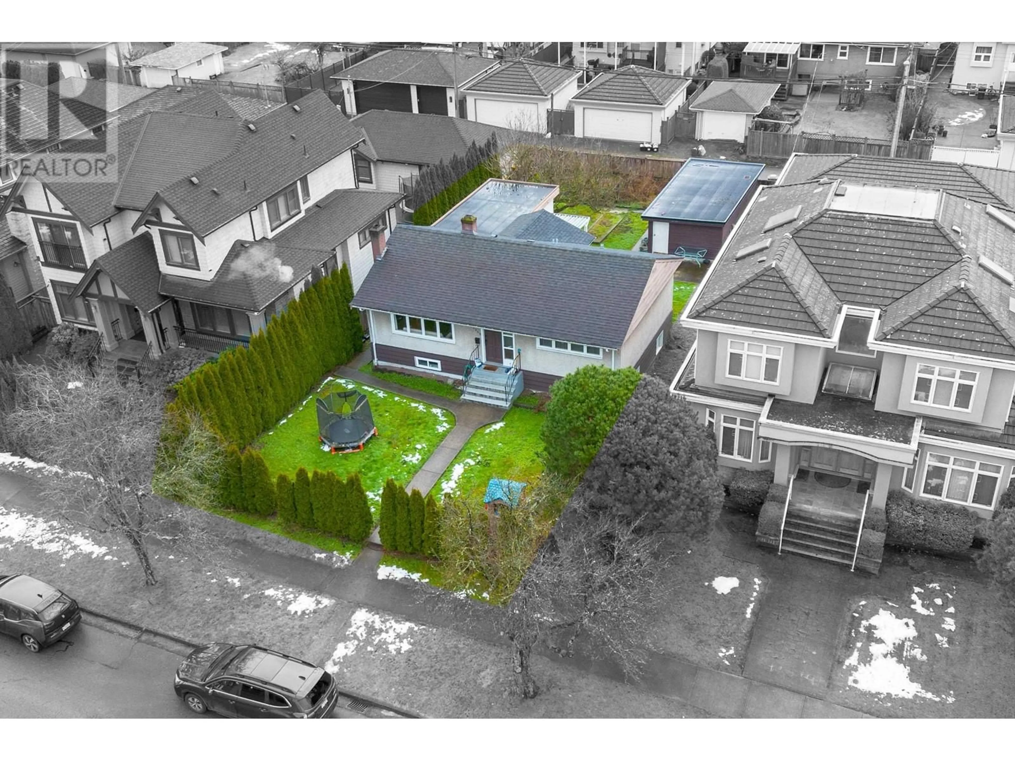 A pic from outside/outdoor area/front of a property/back of a property/a pic from drone, street for 2348 OLIVER CRESCENT, Vancouver British Columbia V6L1S5