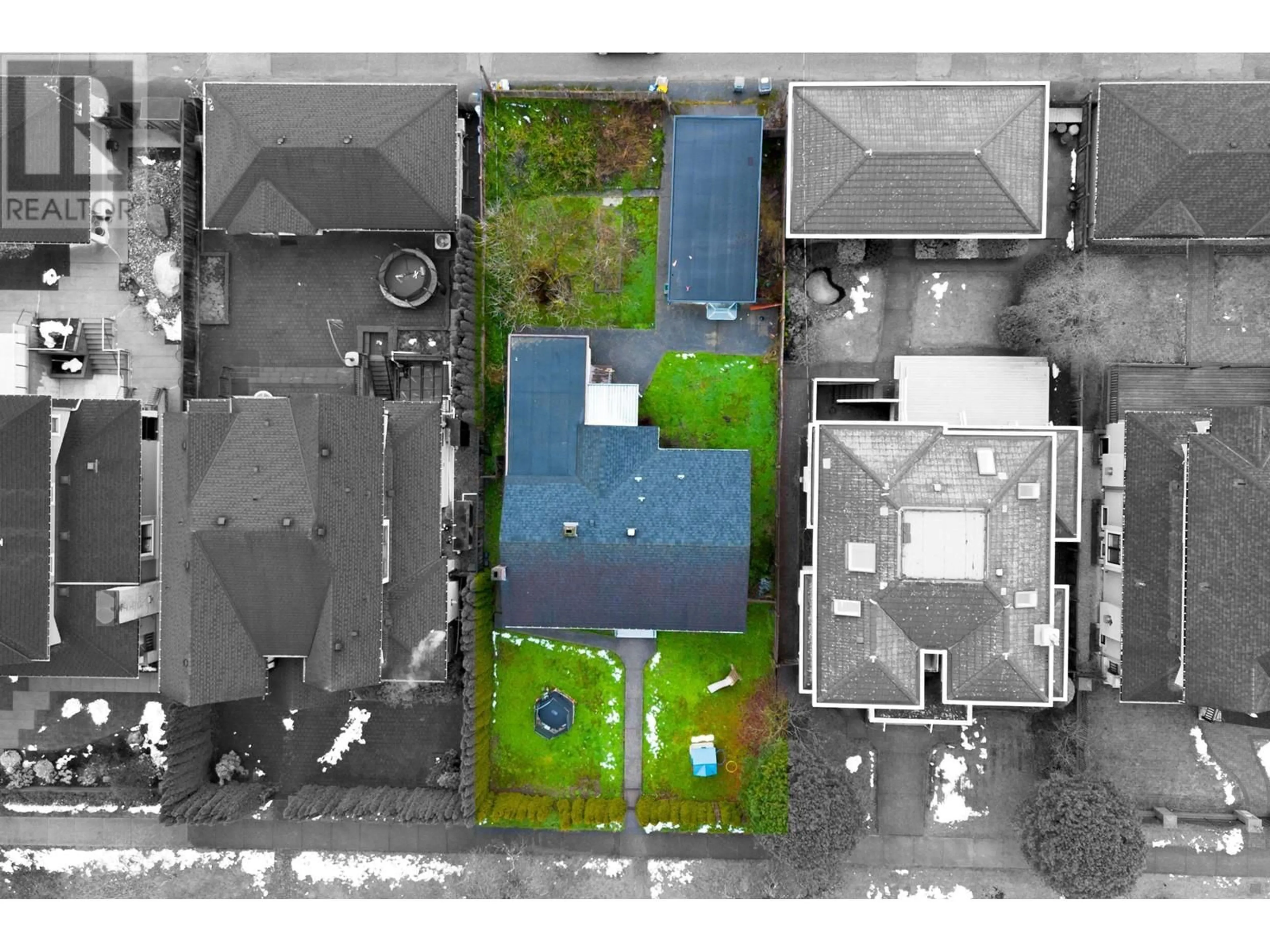 A pic from outside/outdoor area/front of a property/back of a property/a pic from drone, building for 2348 OLIVER CRESCENT, Vancouver British Columbia V6L1S5