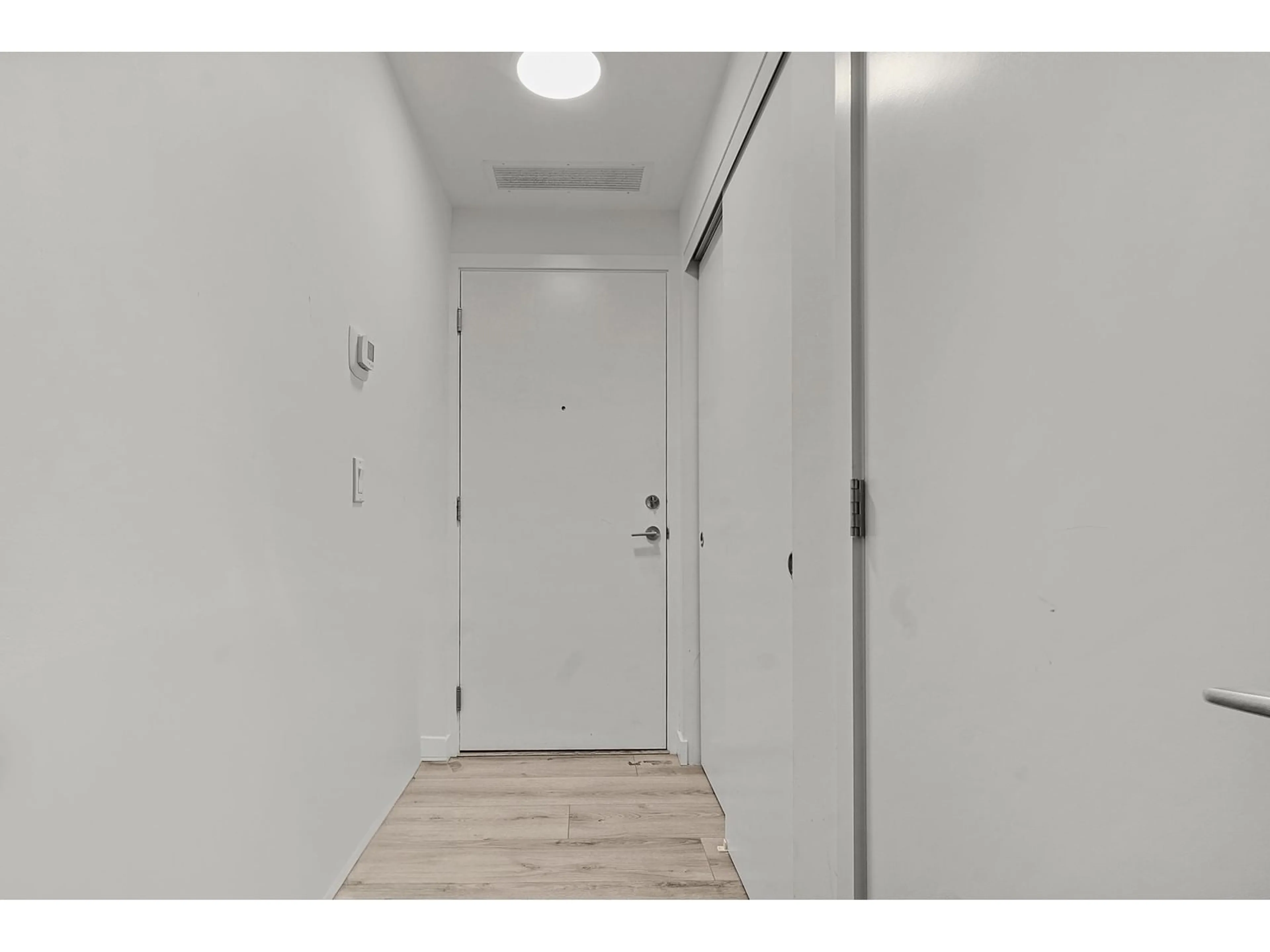 Indoor entryway for 1303 - 10626 CITY, Surrey British Columbia V3T0S3