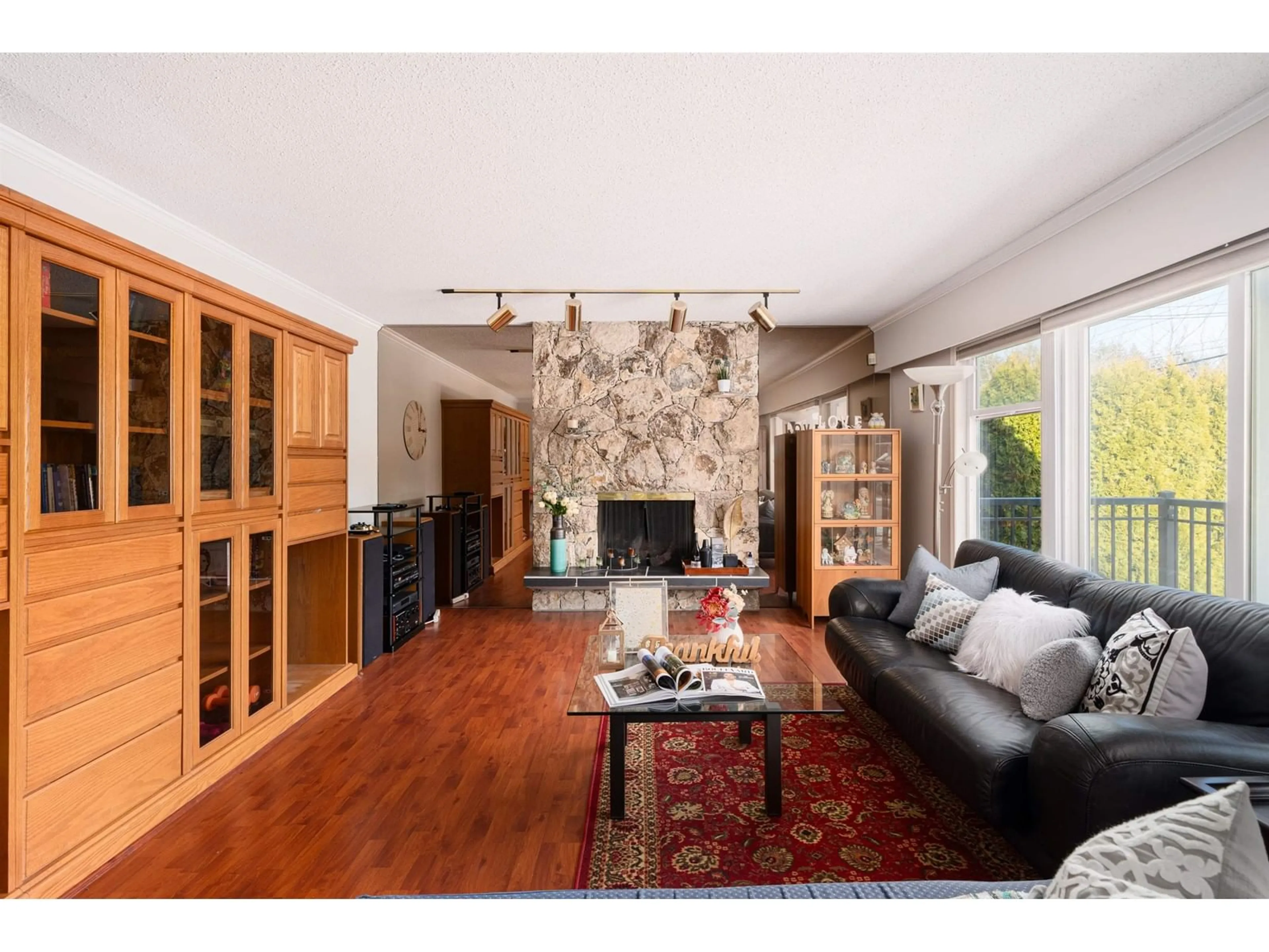 Living room with furniture, wood/laminate floor for 11055 LINCOLN DRIVE, Delta British Columbia V4E1N7