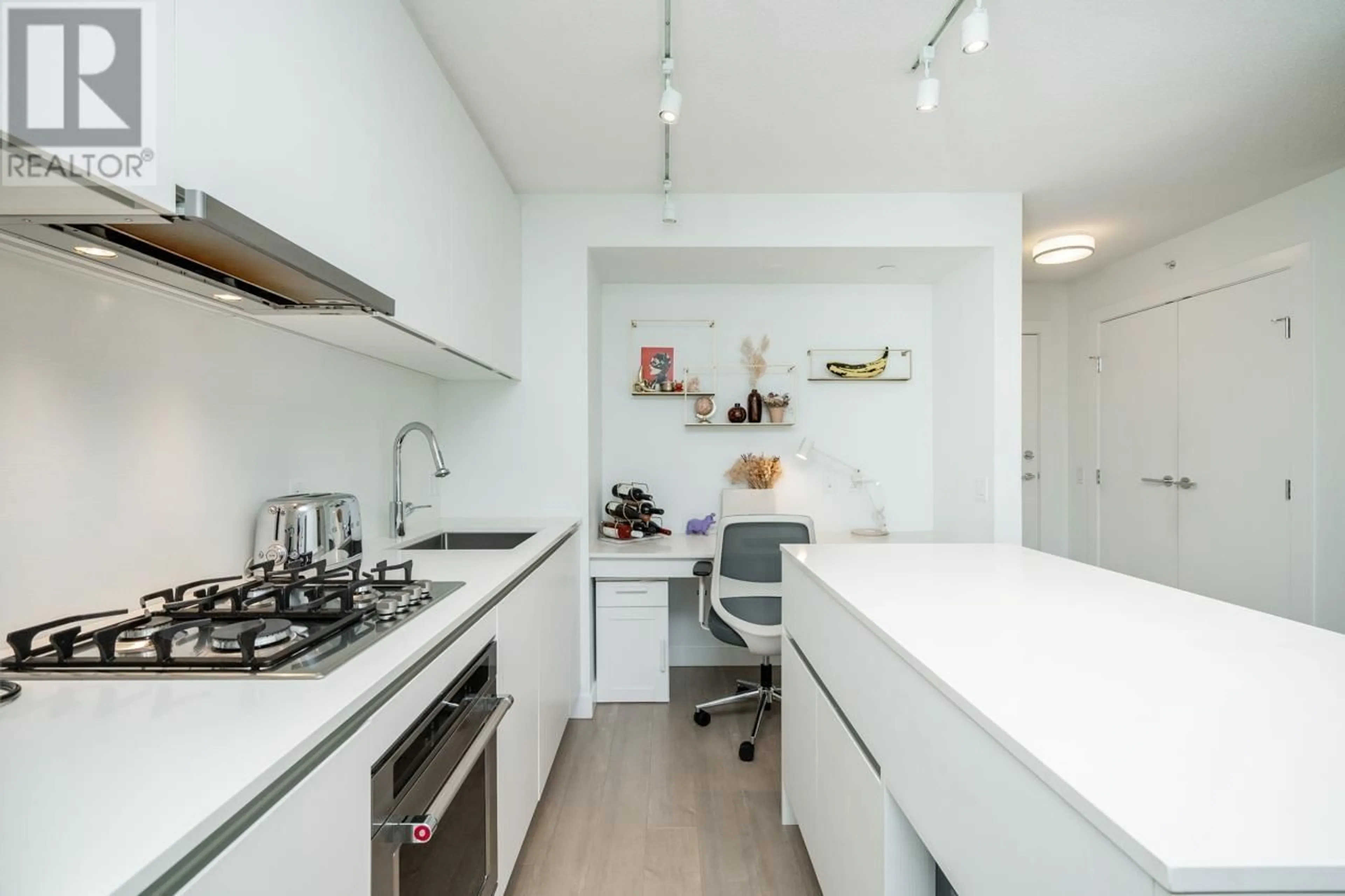 Contemporary kitchen, unknown for 2810 - 908 QUAYSIDE DRIVE, New Westminster British Columbia V3M0L4