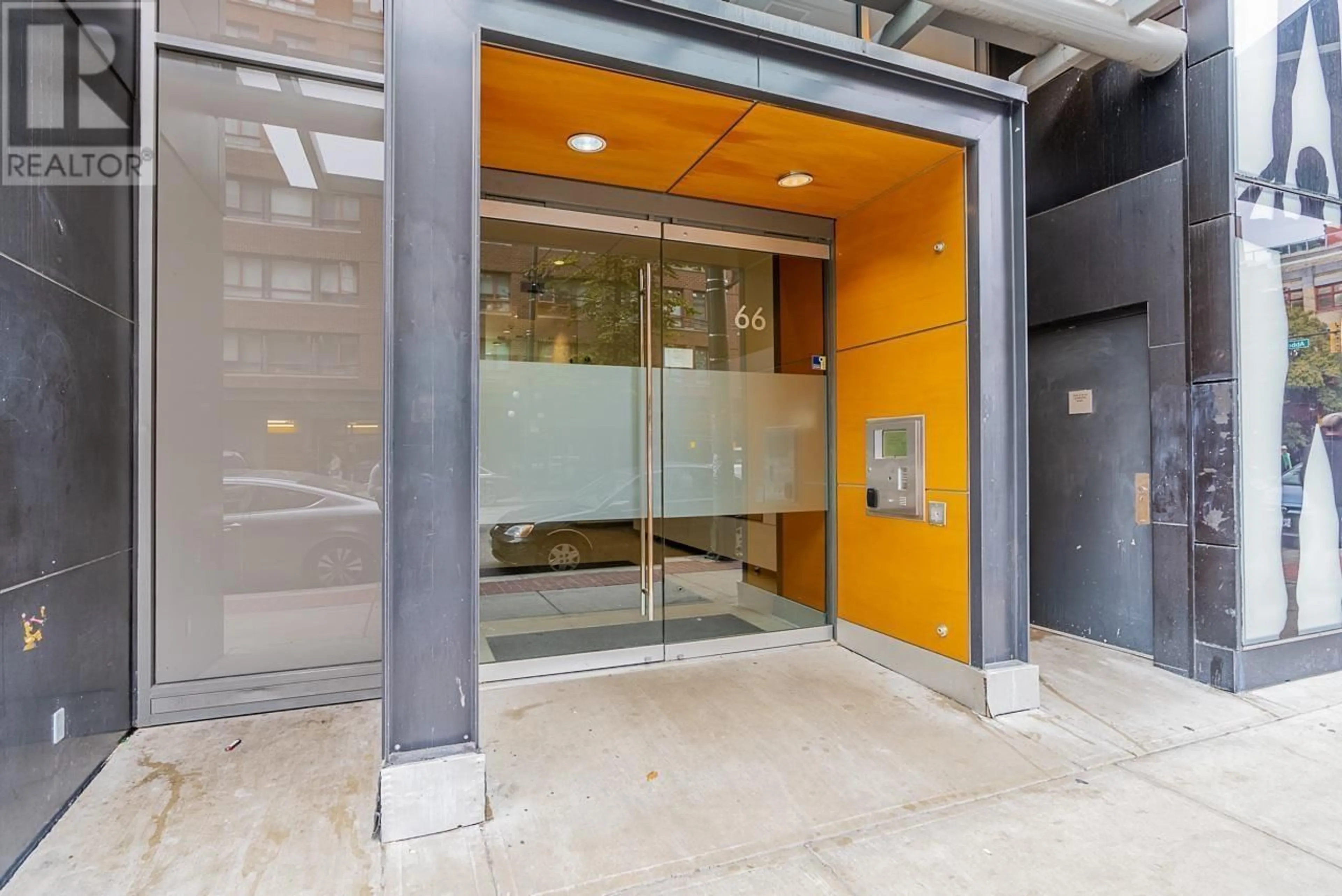 Indoor foyer for 1011 66 W CORDOVA STREET, Vancouver British Columbia V6B0L2