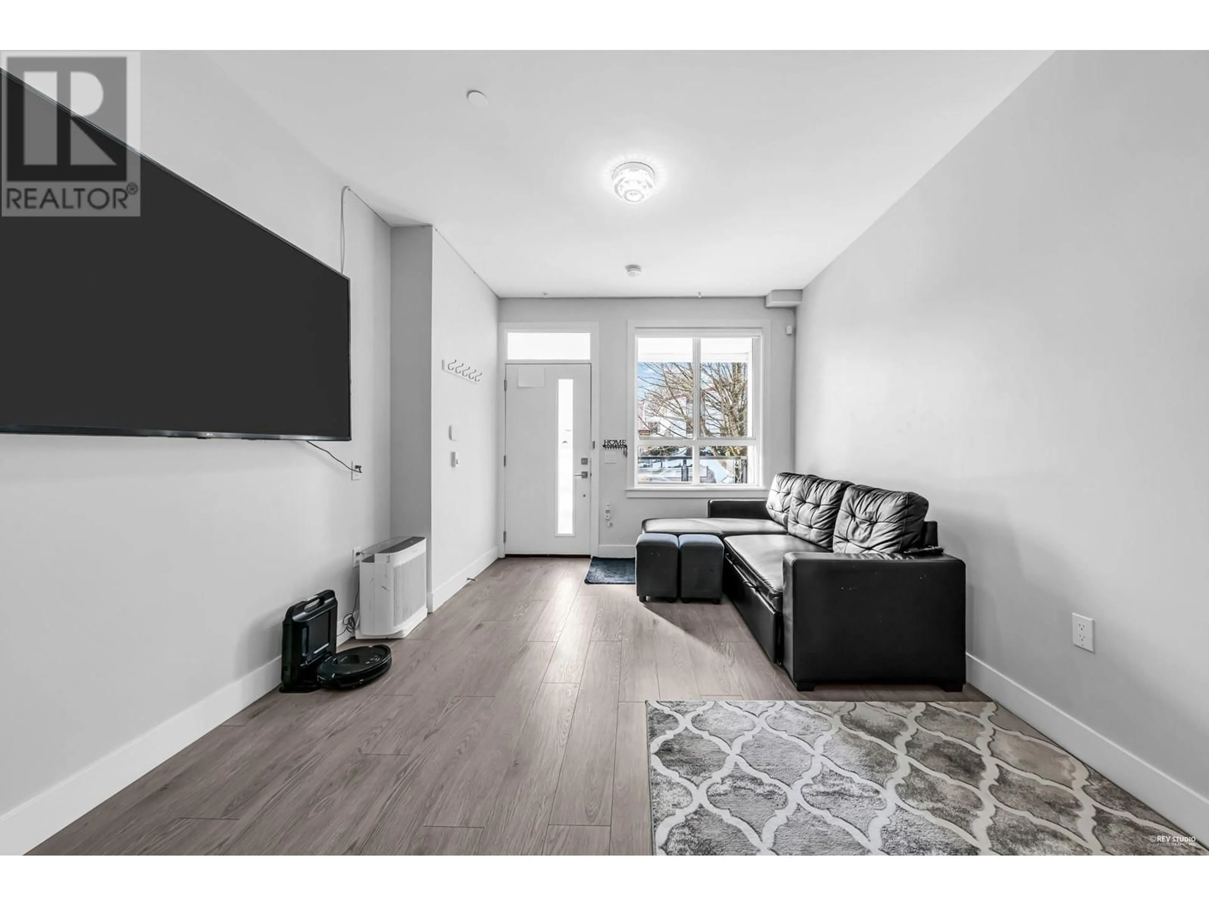Living room with furniture, unknown for 6 - 2717 HORLEY STREET, Vancouver British Columbia V5R4R7