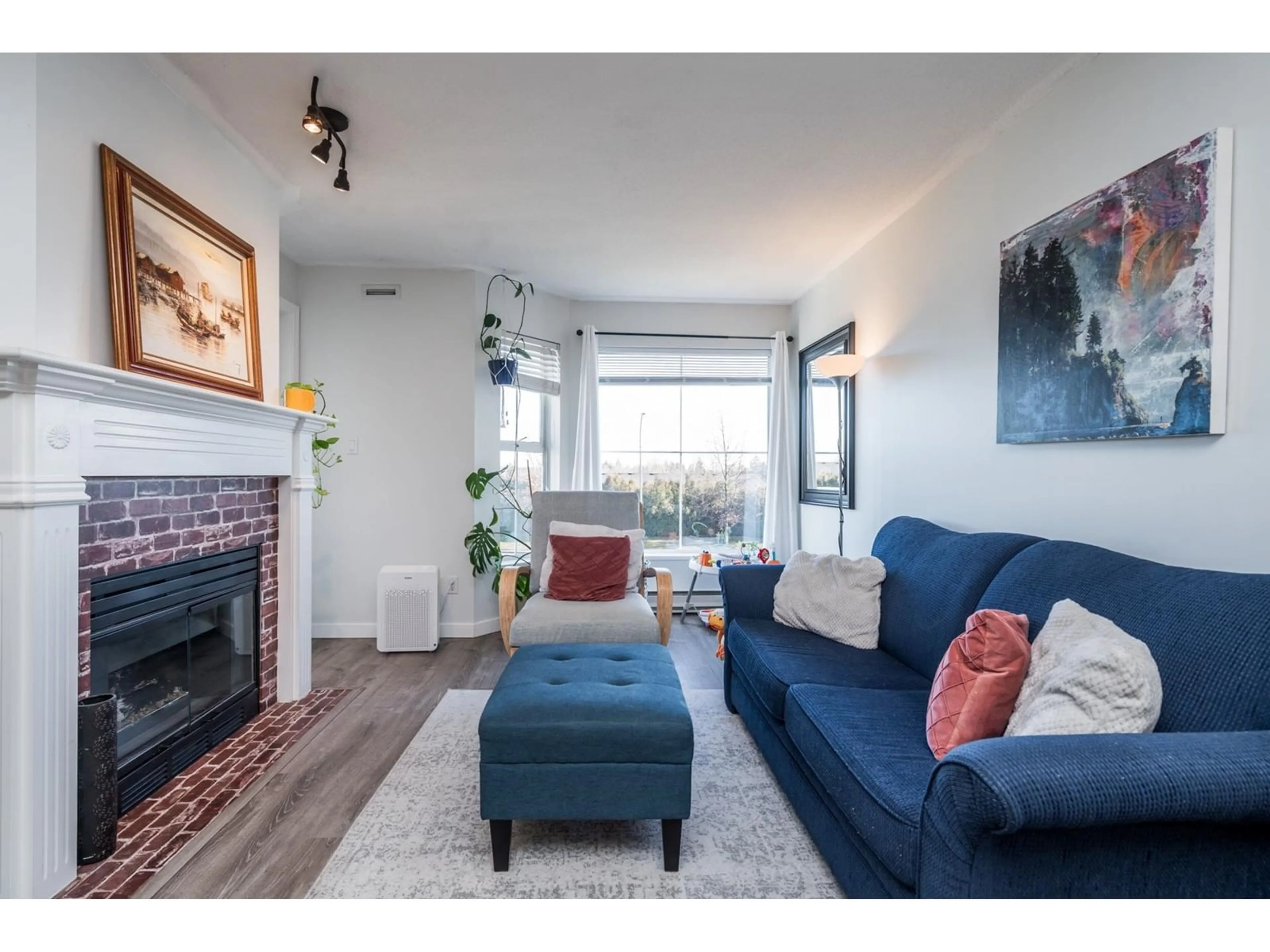 Living room with furniture, wood/laminate floor for 209 15150 108 AVENUE, Surrey British Columbia V3R0V1