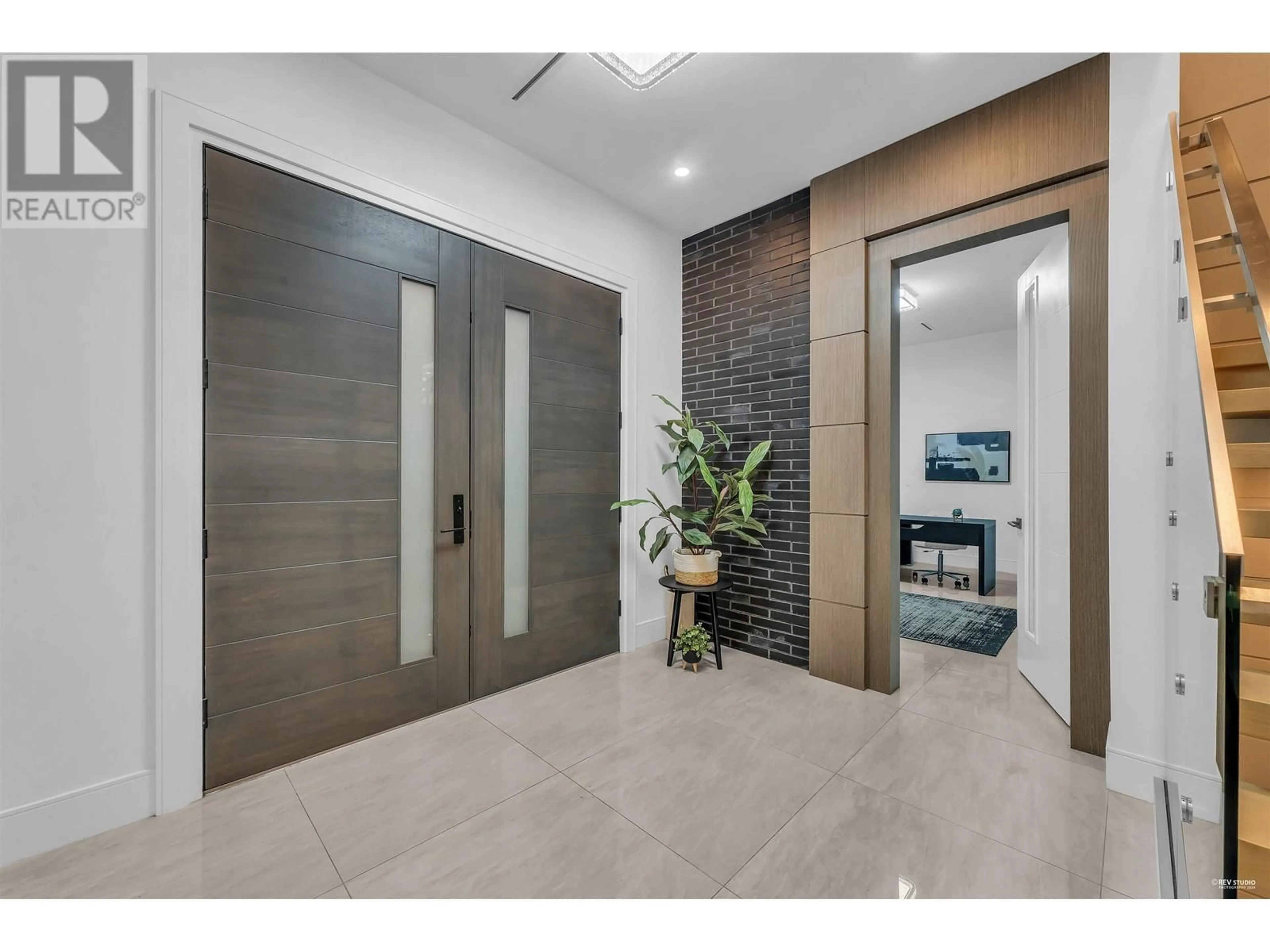 Indoor foyer for 929 CANYON BOULEVARD, North Vancouver British Columbia V7R2J9