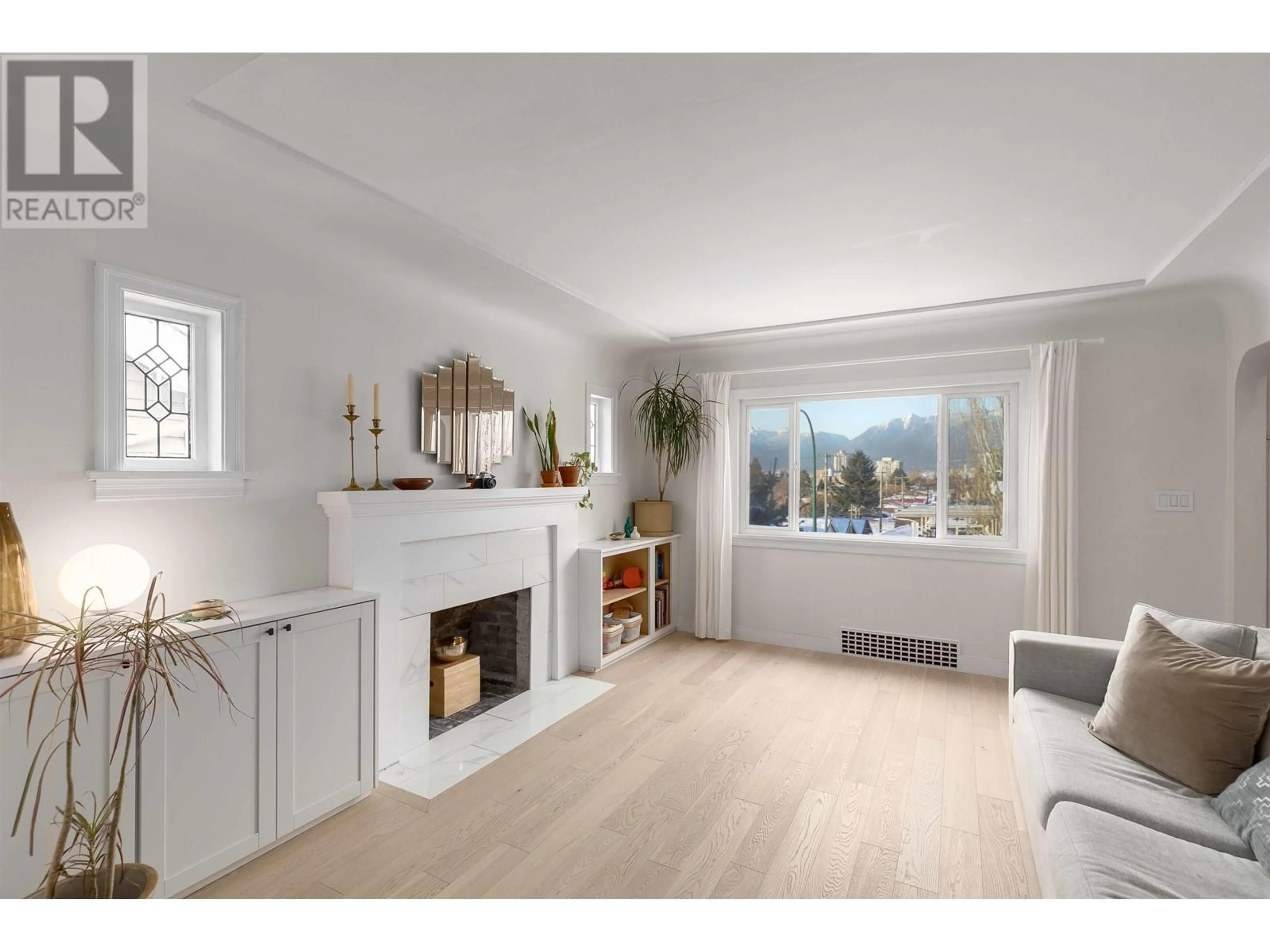 Living room with furniture, wood/laminate floor for 1596 33RD AVENUE, Vancouver British Columbia V5N3C8