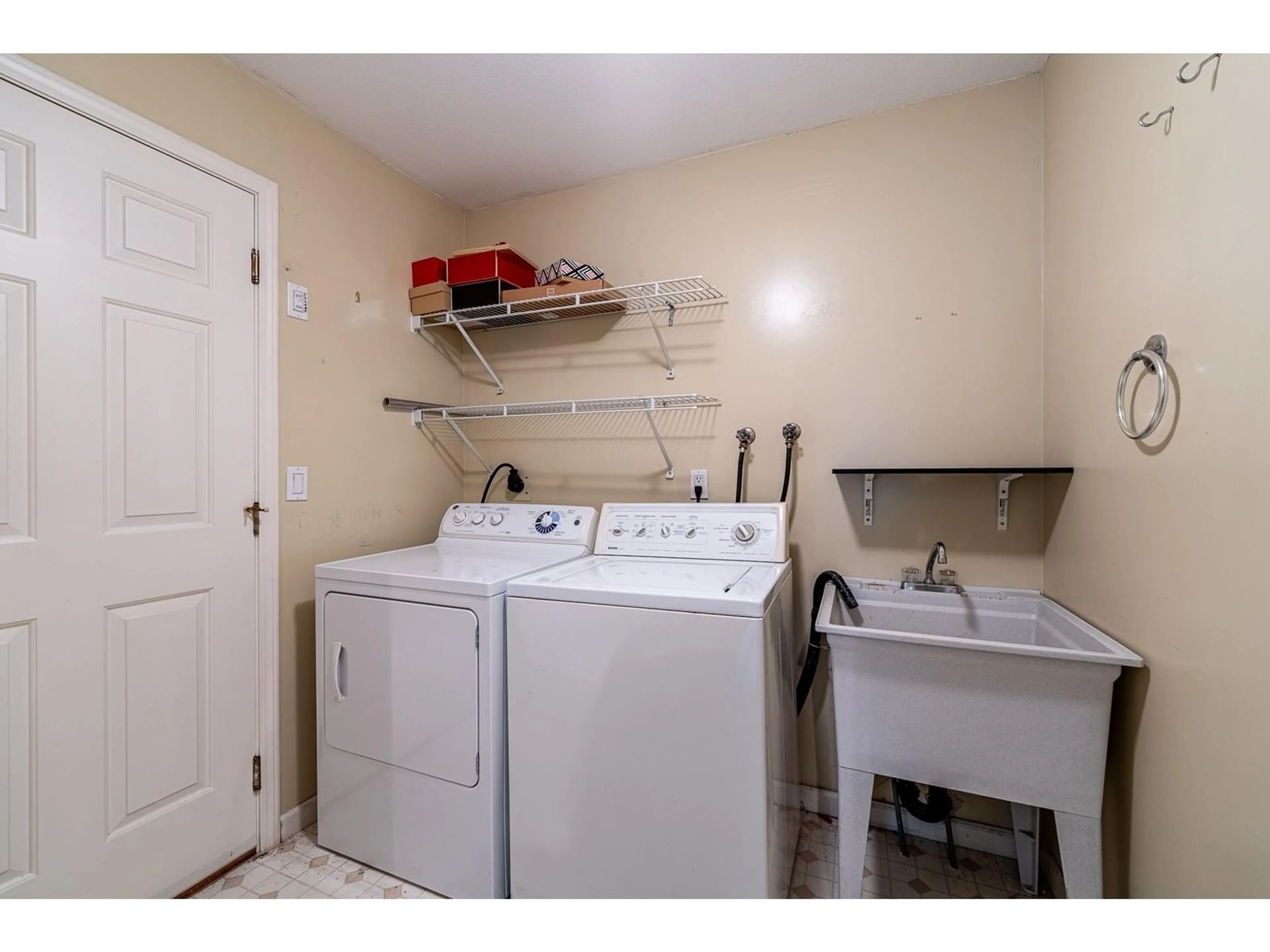 Laundry room for 16193 GLENBROOK PLACE, Surrey British Columbia V4N1T3