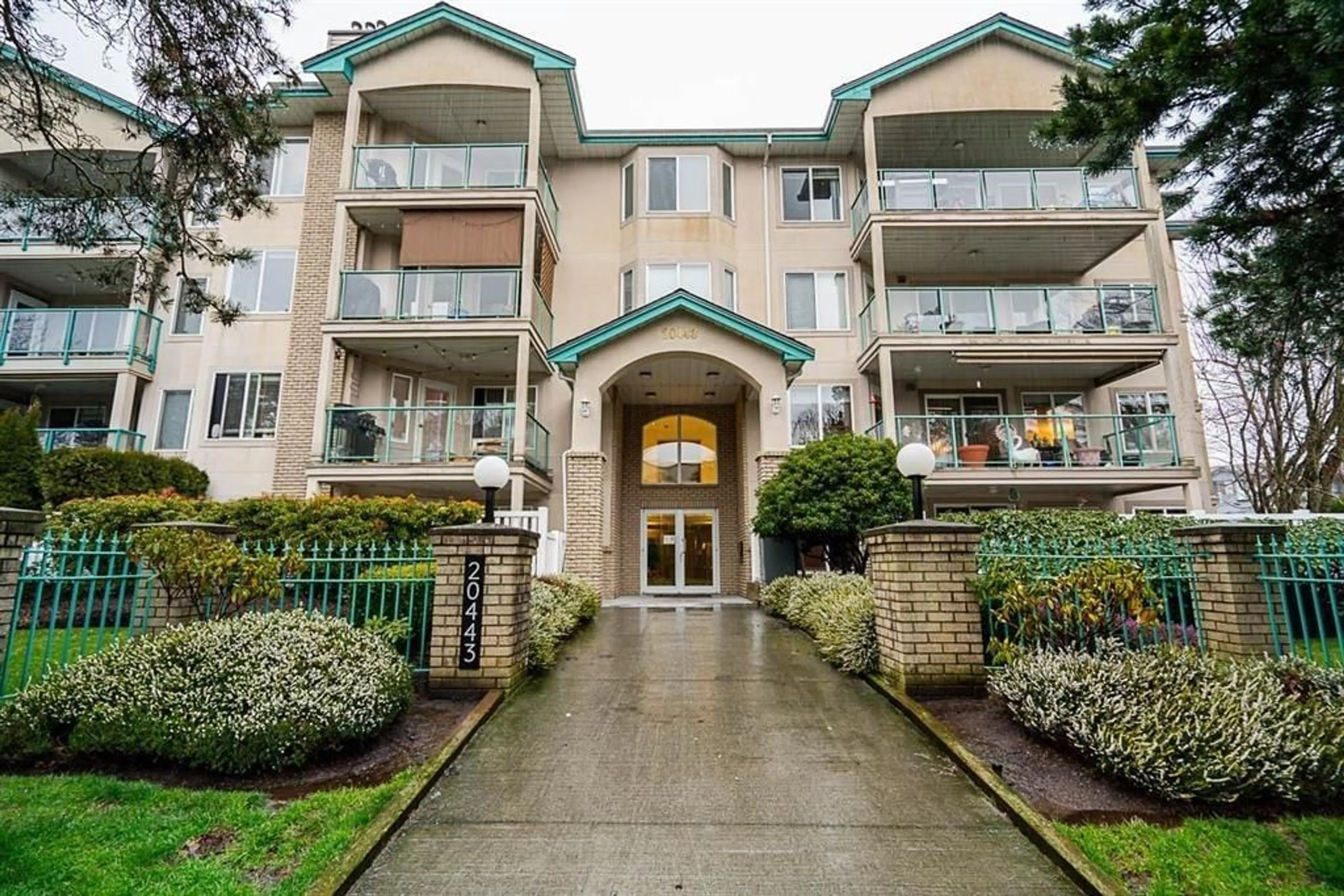 Indoor foyer for 401 20443 53 AVENUE, Langley British Columbia V3A7A6