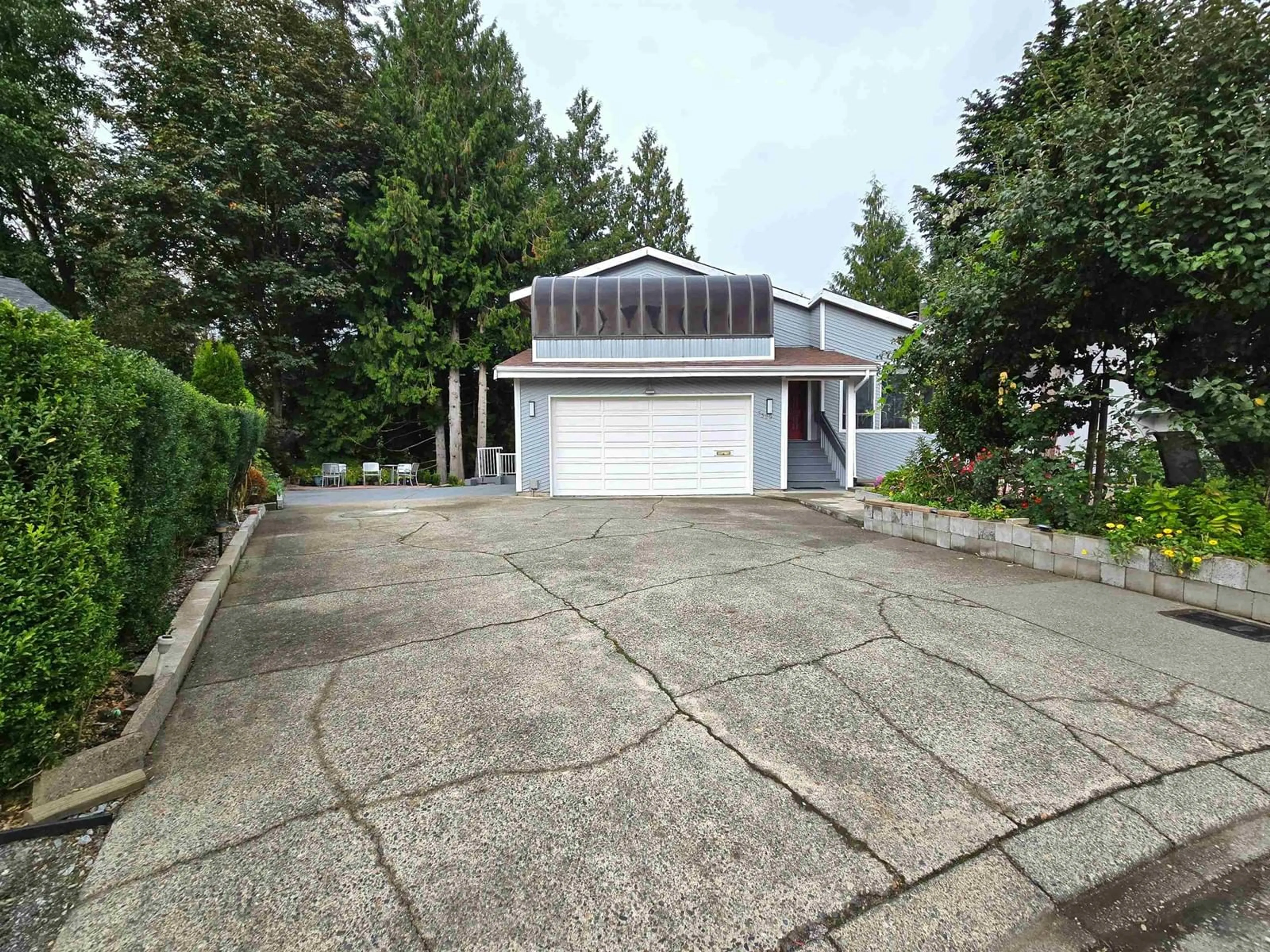 A pic from outside/outdoor area/front of a property/back of a property/a pic from drone, street for 3529 CARIBOO COURT, Abbotsford British Columbia V2S7H2