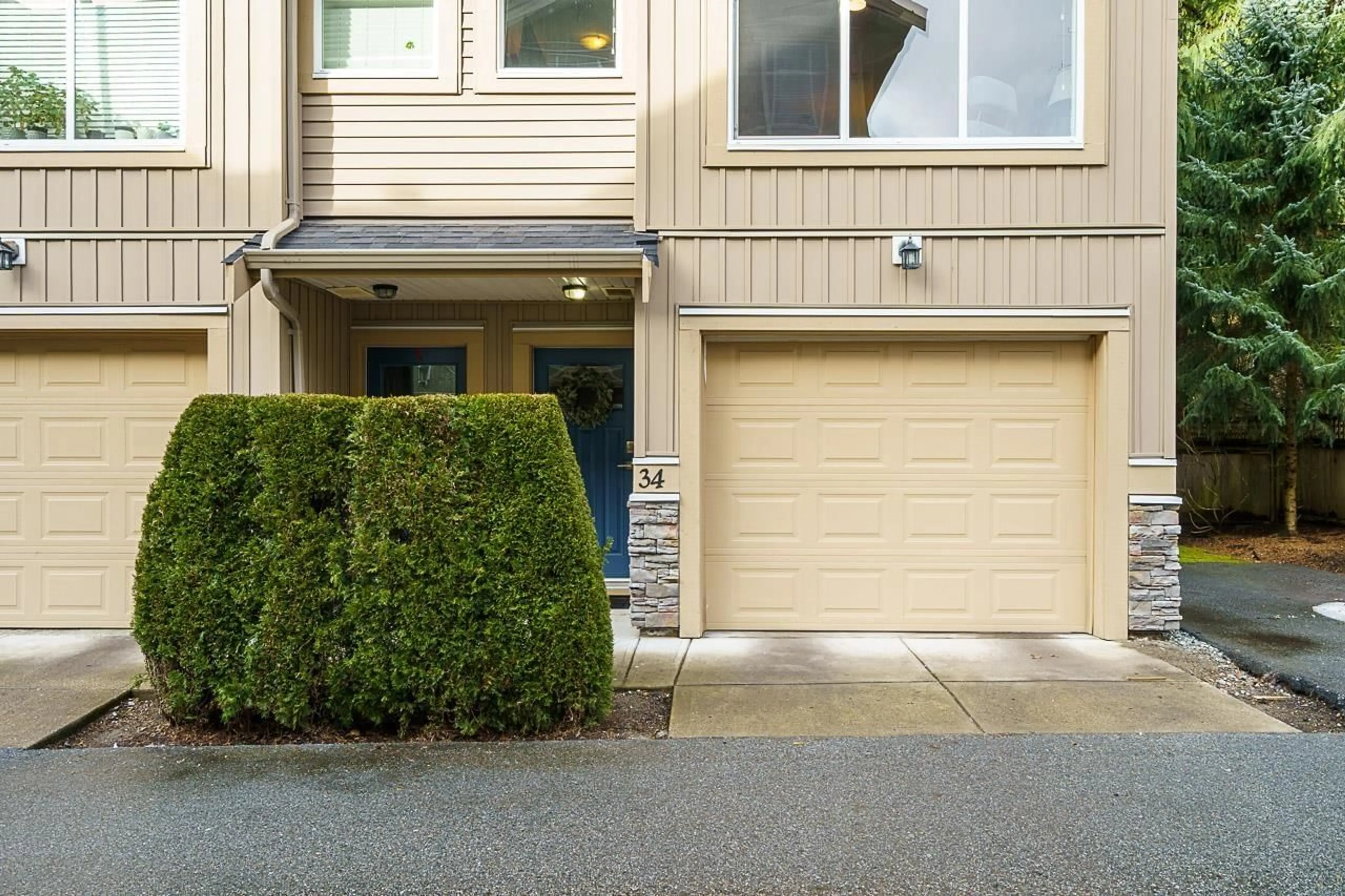 Home with vinyl exterior material, street for 34 20967 76 AVENUE, Langley British Columbia V2Y0L9