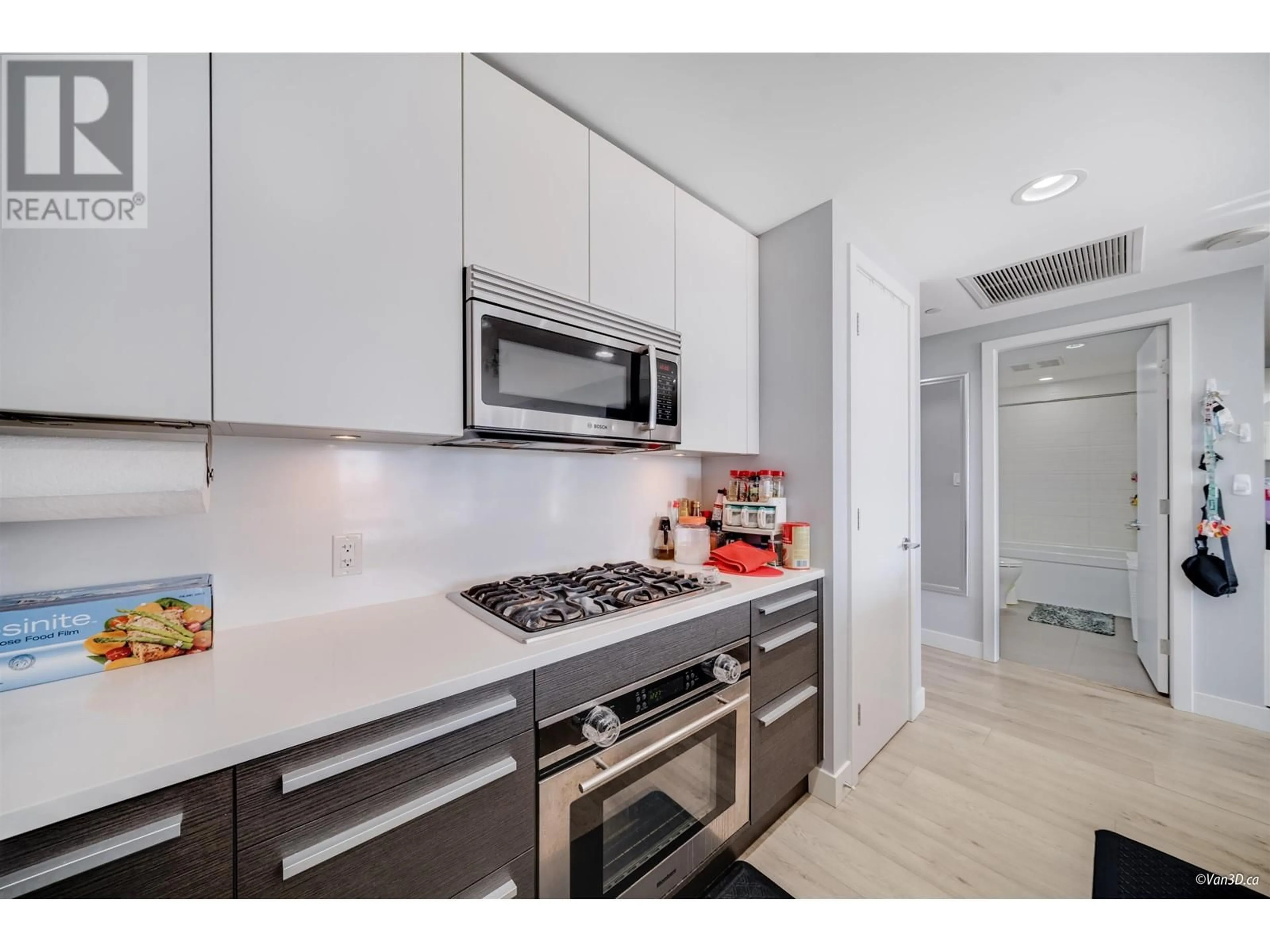 Standard kitchen, ceramic/tile floor for 3706 2008 ROSSER AVENUE, Burnaby British Columbia V5C0H8