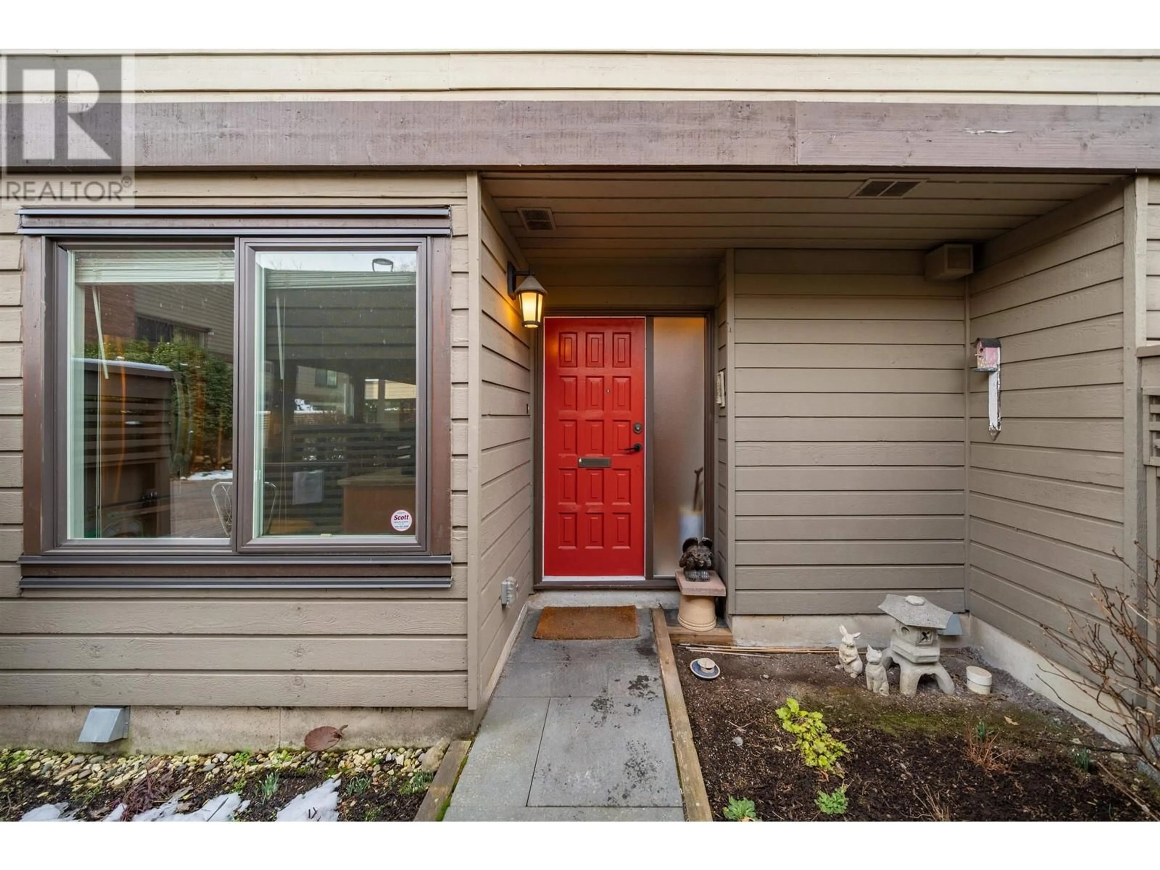 Indoor entryway for 3973 PARKWAY DRIVE, Vancouver British Columbia V6L3C9