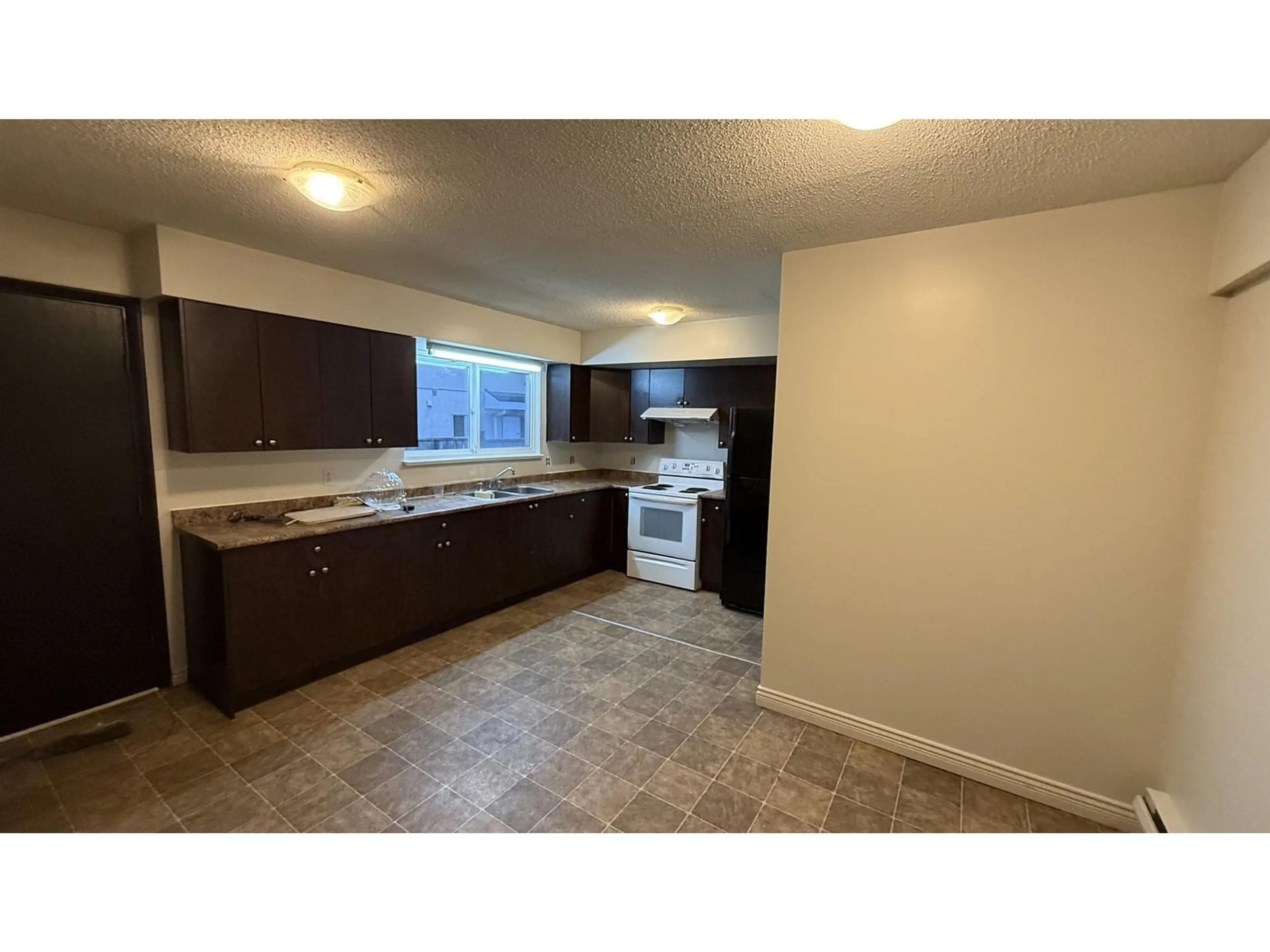 Standard kitchen, unknown for 12302 68 AVENUE, Surrey British Columbia V3W2C8