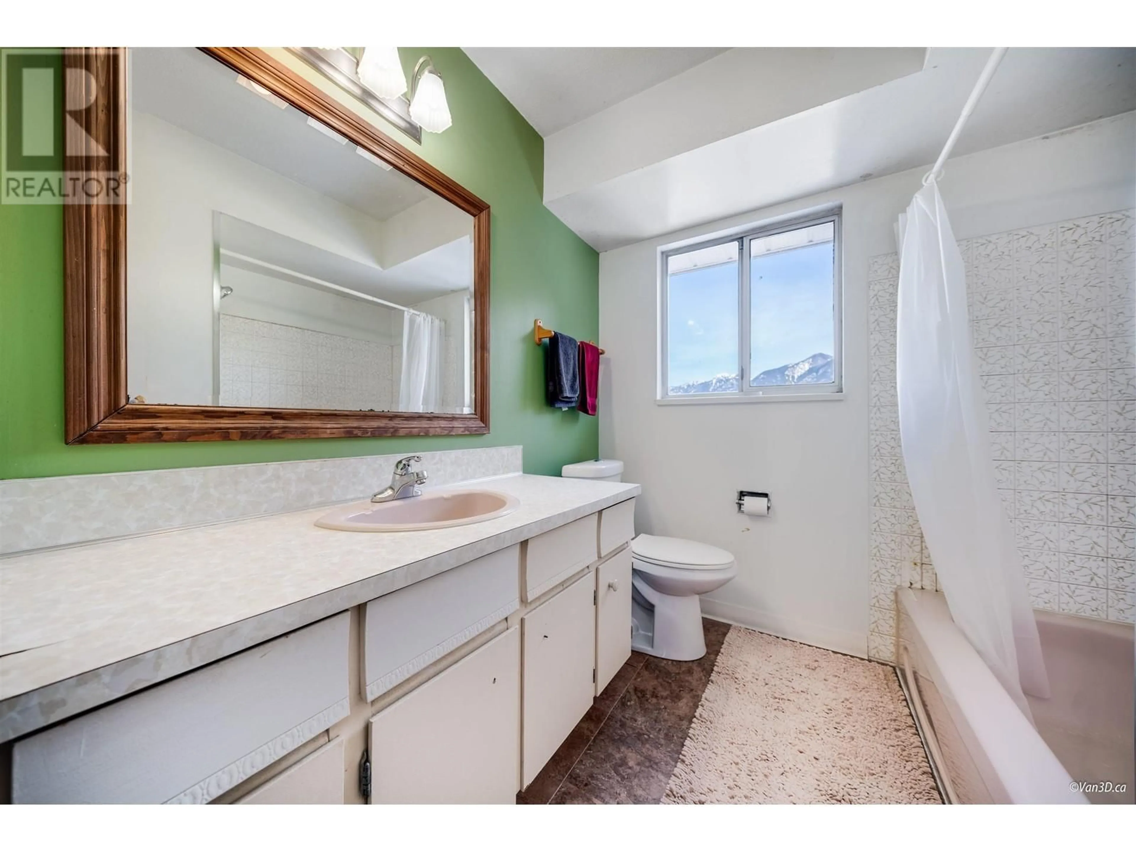 Standard bathroom, ceramic/tile floor for 6387 CHATHAM STREET, West Vancouver British Columbia V7W2E1