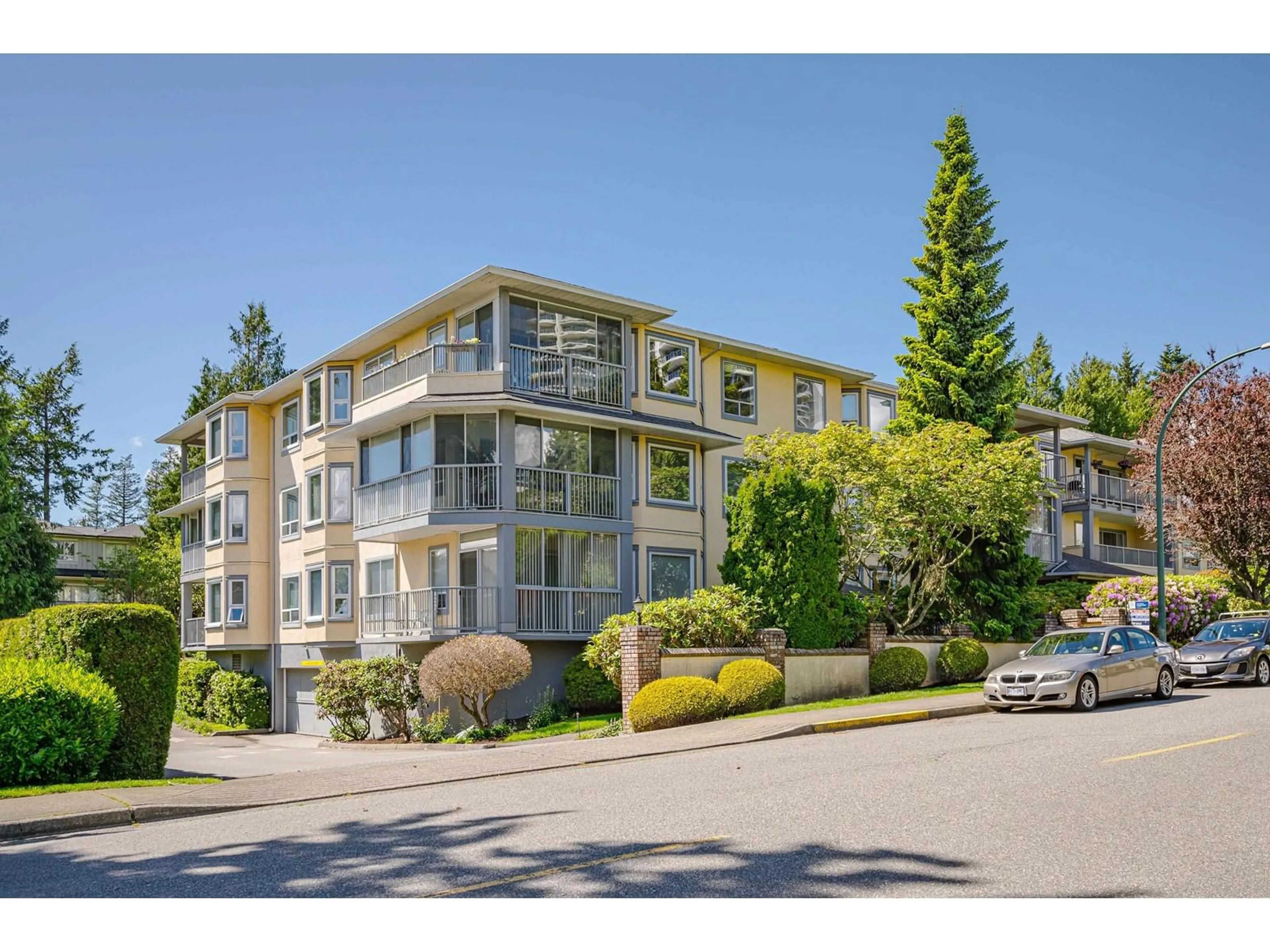 A pic from outside/outdoor area/front of a property/back of a property/a pic from drone, unknown for 301 1459 BLACKWOOD STREET, White Rock British Columbia V4B3V6