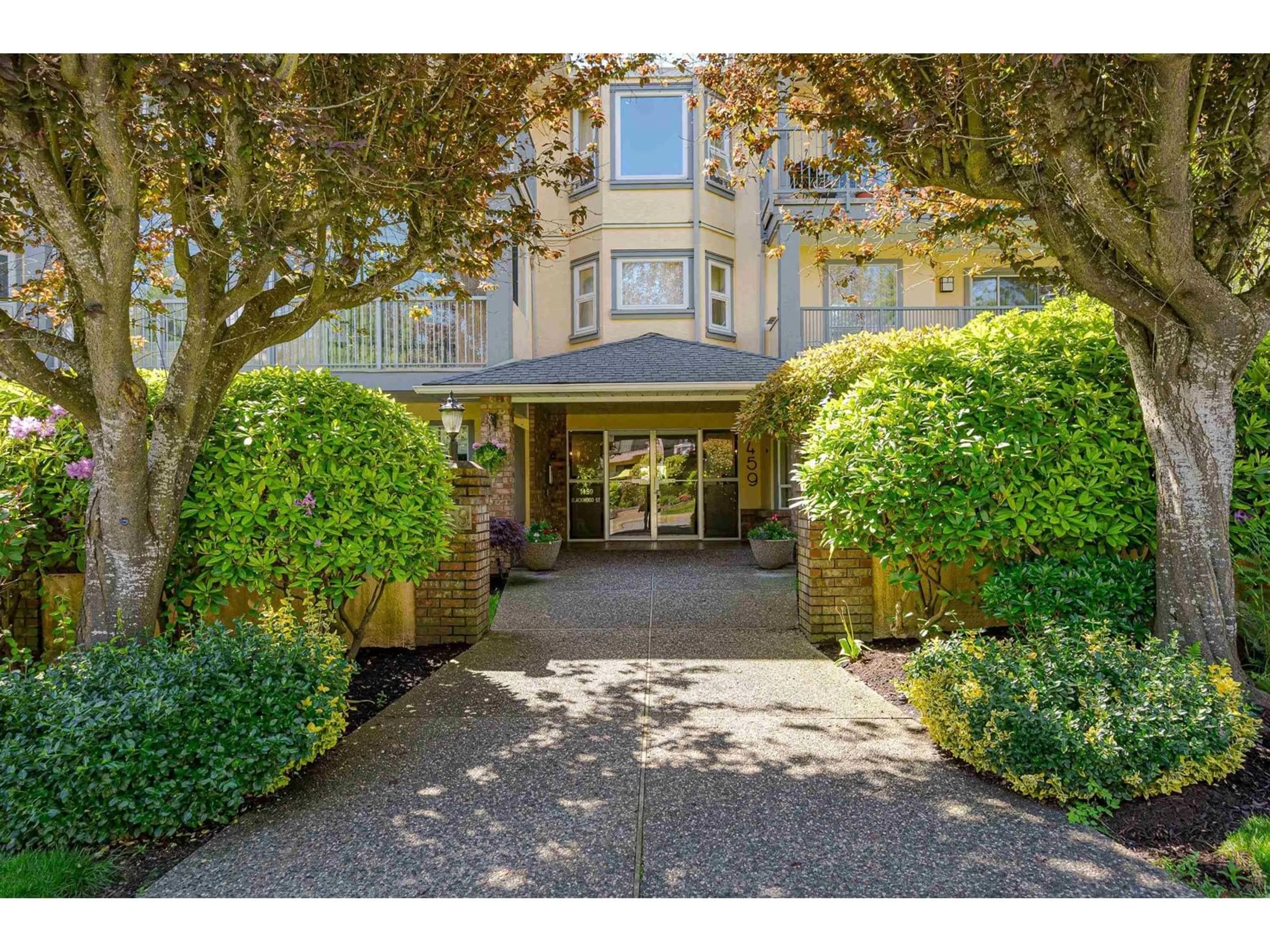 Indoor foyer for 301 1459 BLACKWOOD STREET, White Rock British Columbia V4B3V6