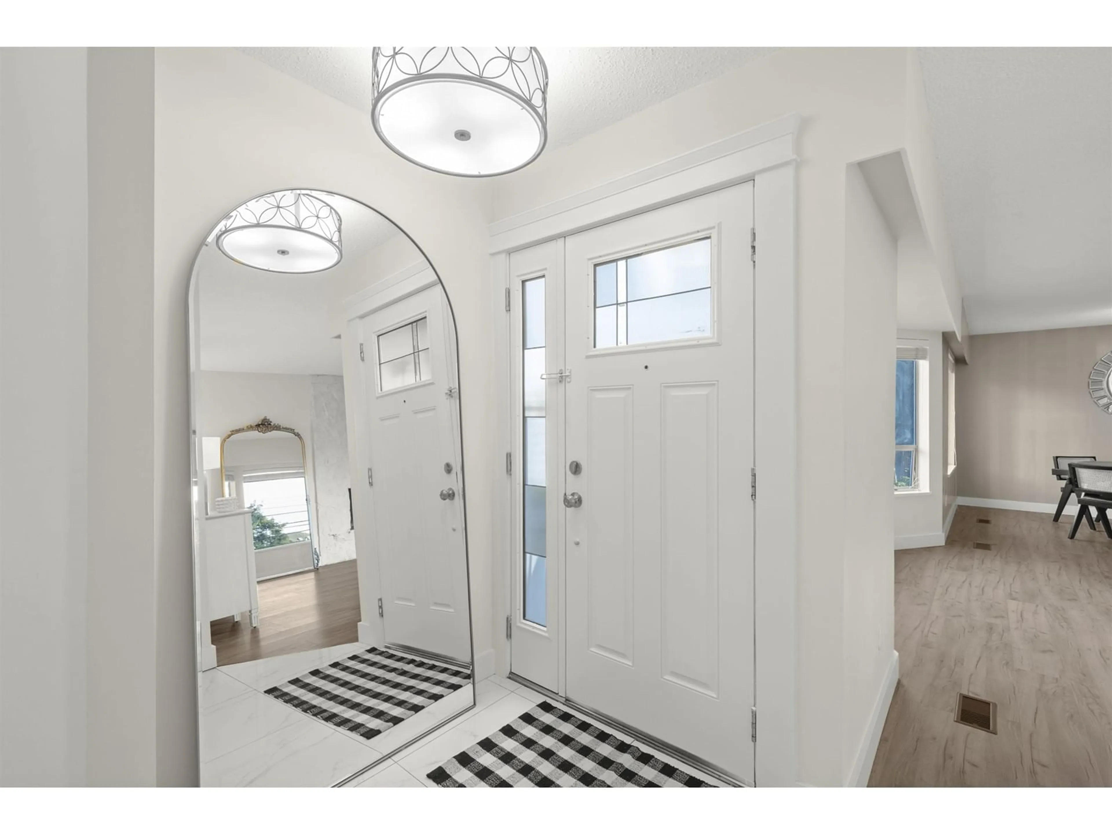 Indoor entryway for 8941 132, Surrey British Columbia V3V6S9
