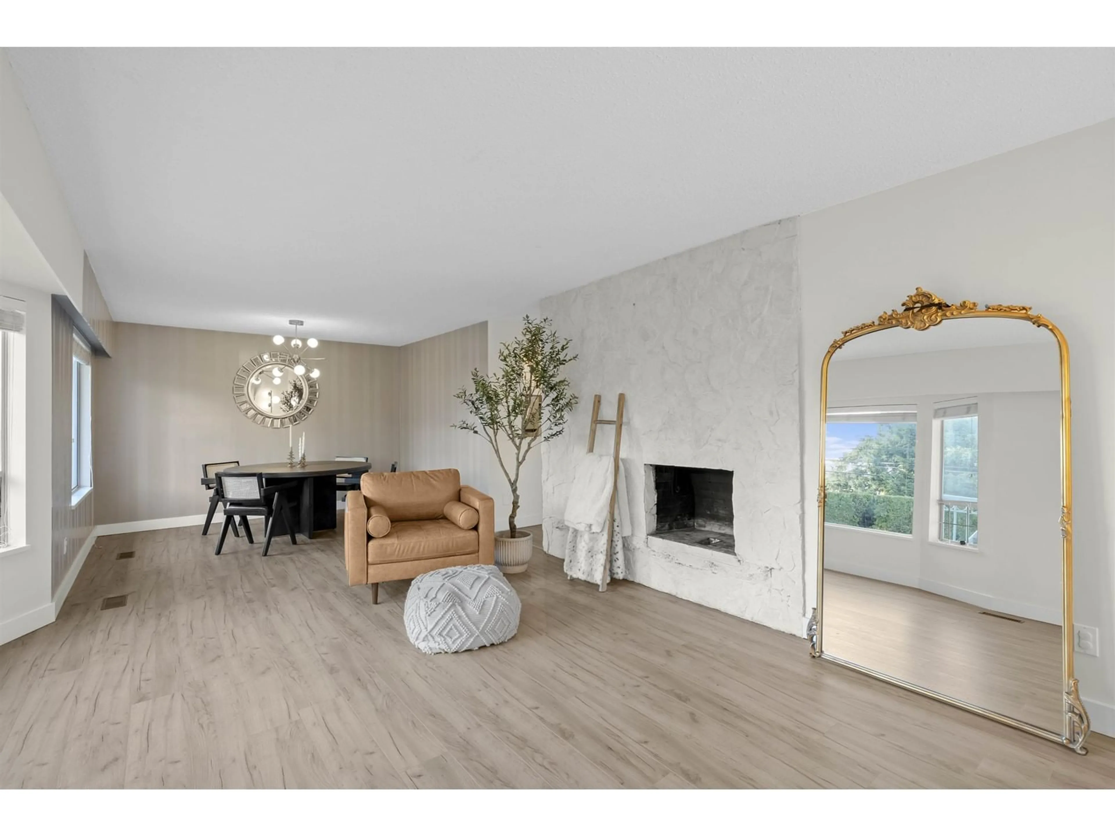 Living room with furniture, unknown for 8941 132, Surrey British Columbia V3V6S9