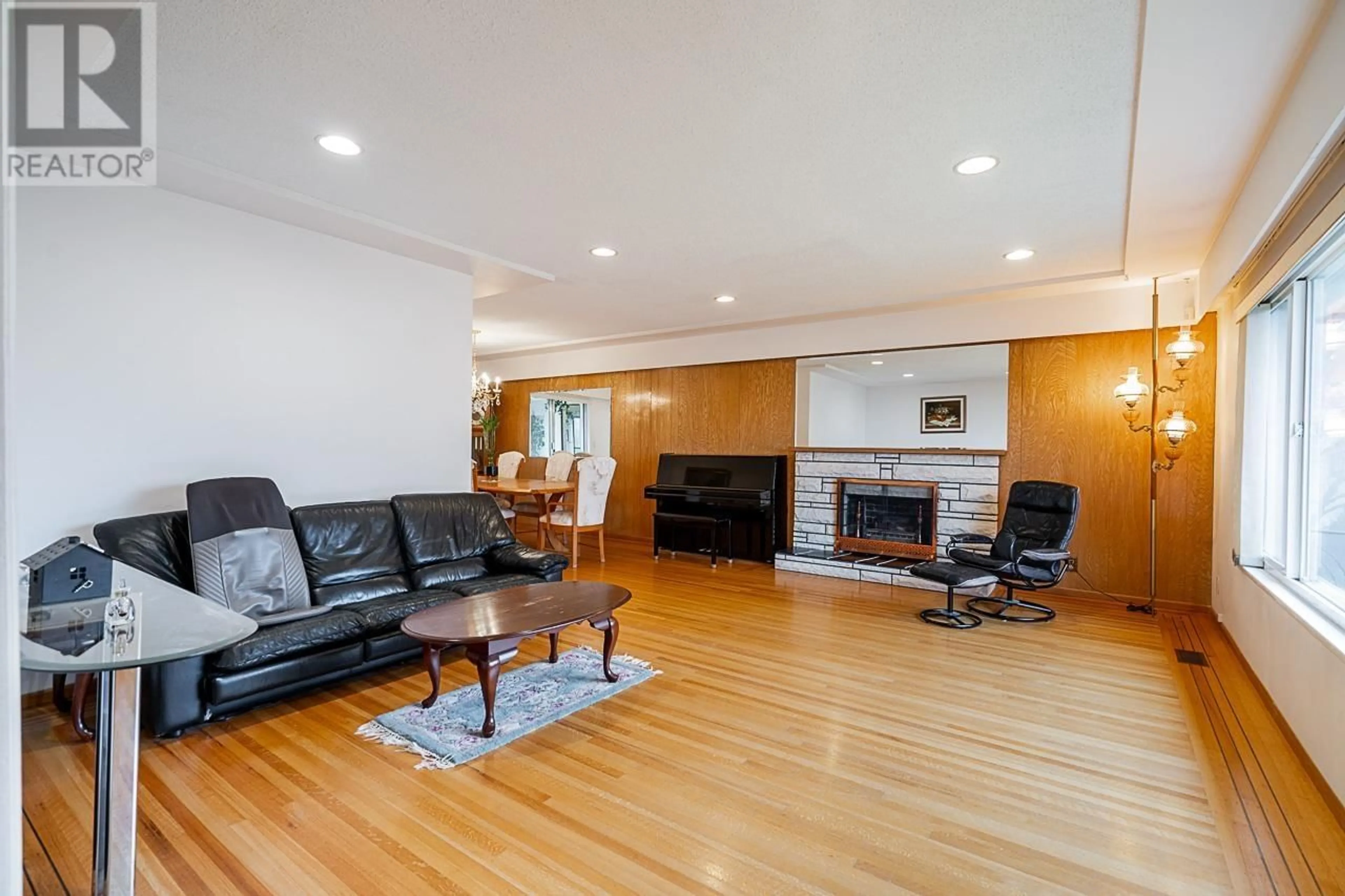 Living room with furniture, wood/laminate floor for 7316 RUPERT STREET, Vancouver British Columbia V5S2Z9