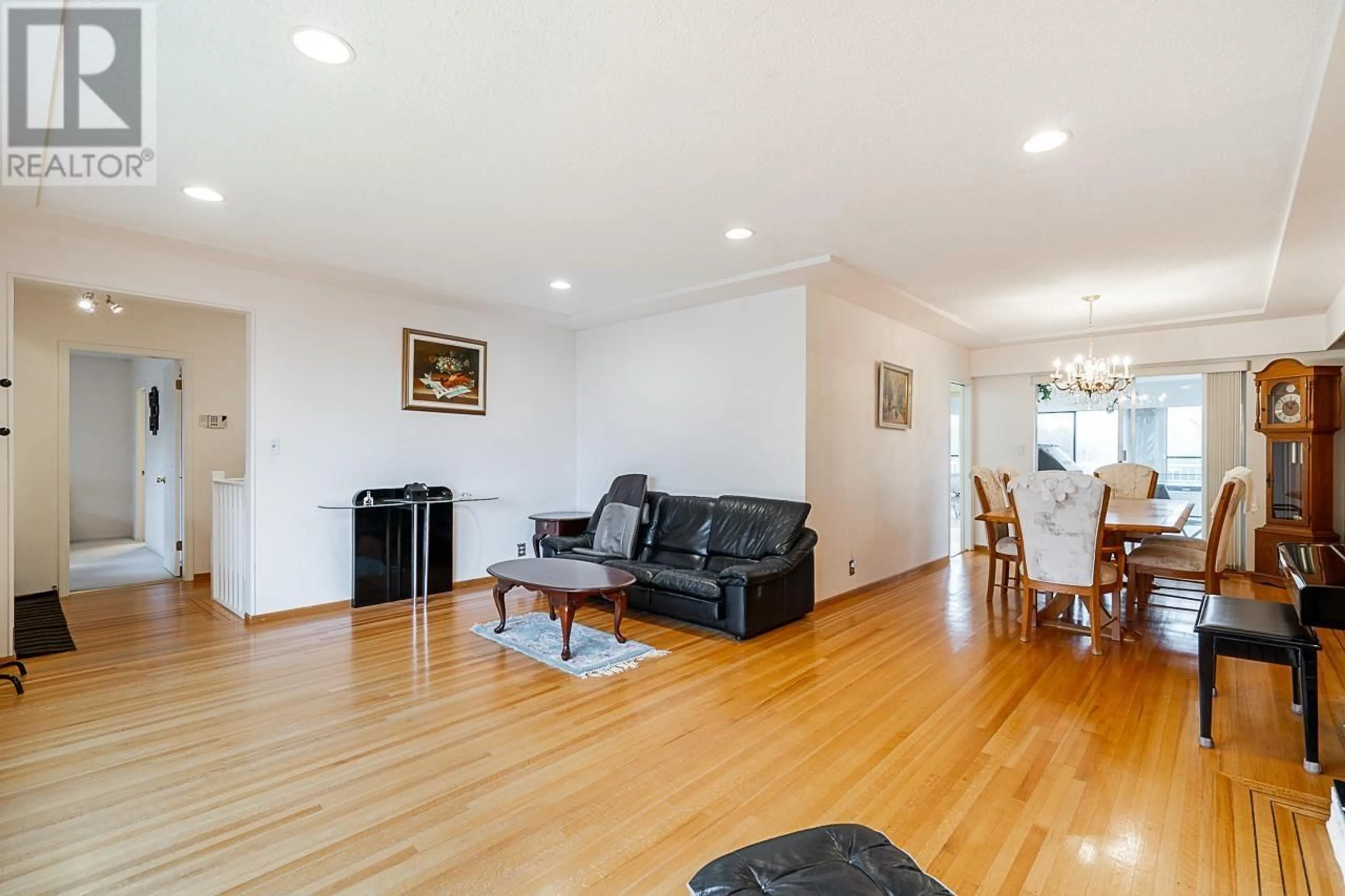 Living room with furniture, wood/laminate floor for 7316 RUPERT STREET, Vancouver British Columbia V5S2Z9