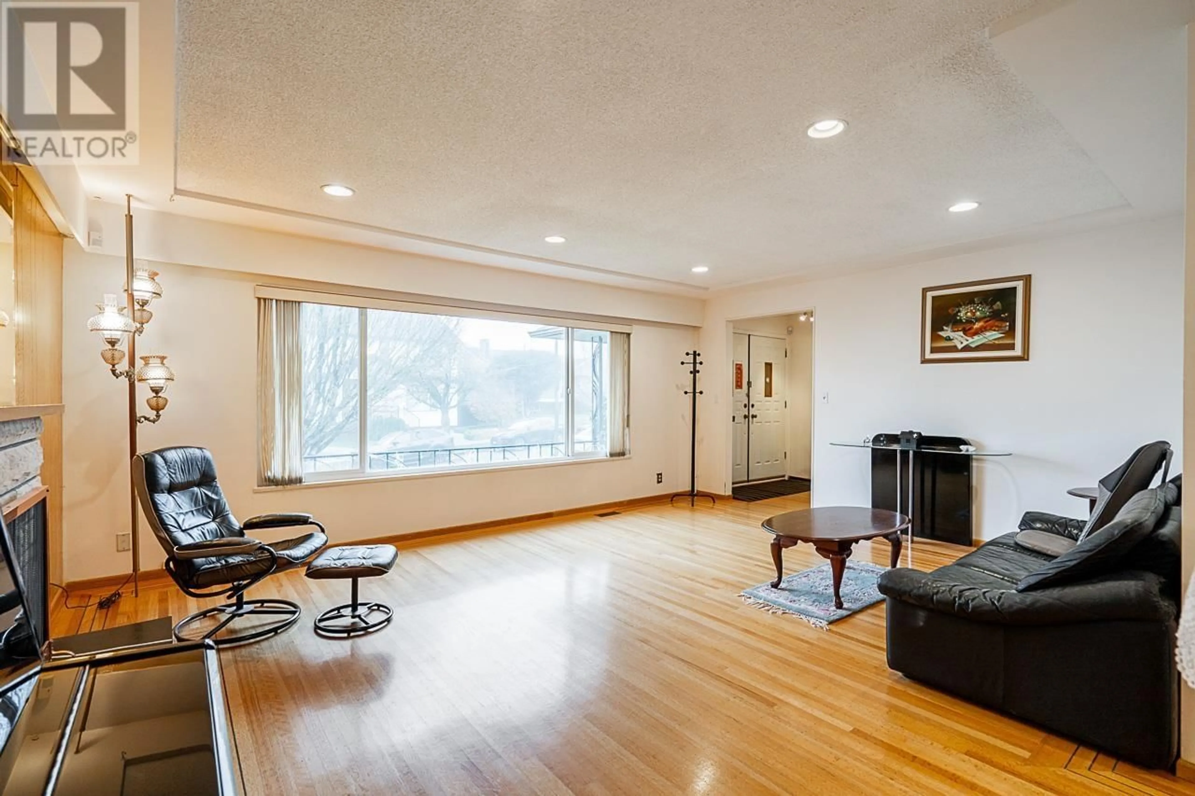 Living room with furniture, wood/laminate floor for 7316 RUPERT STREET, Vancouver British Columbia V5S2Z9