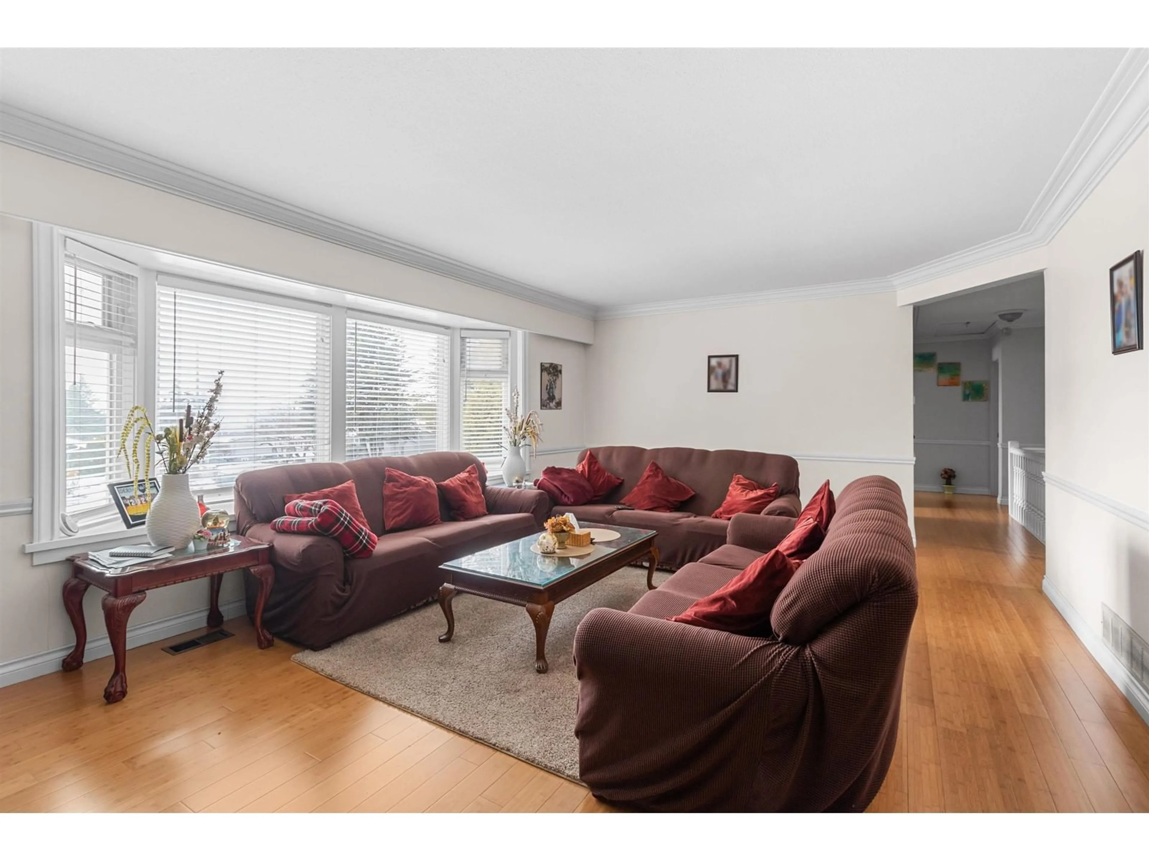 Living room with furniture, wood/laminate floor for 9234 115 STREET, Delta British Columbia V4C5P3