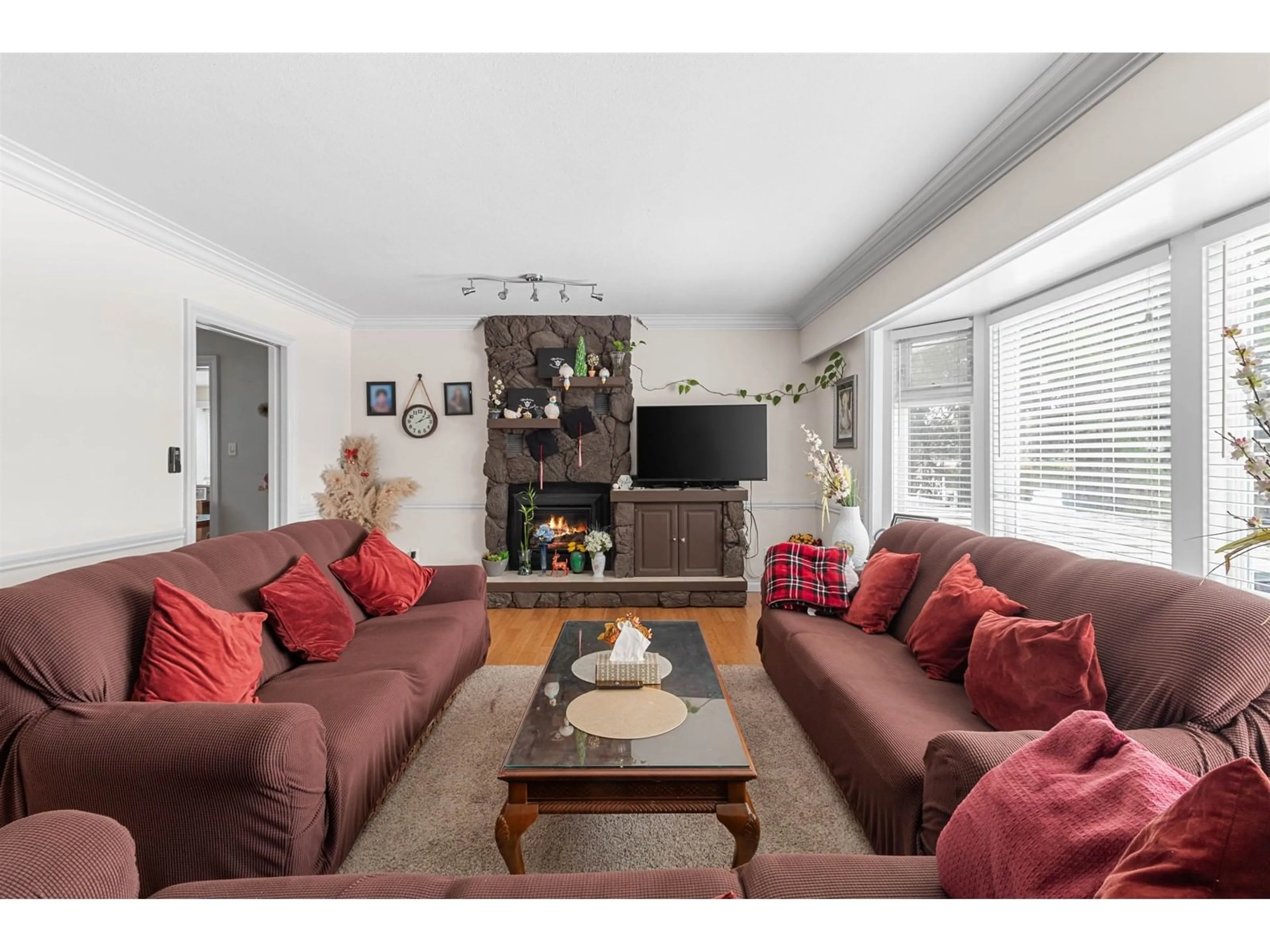 Living room with furniture, wood/laminate floor for 9234 115 STREET, Delta British Columbia V4C5P3