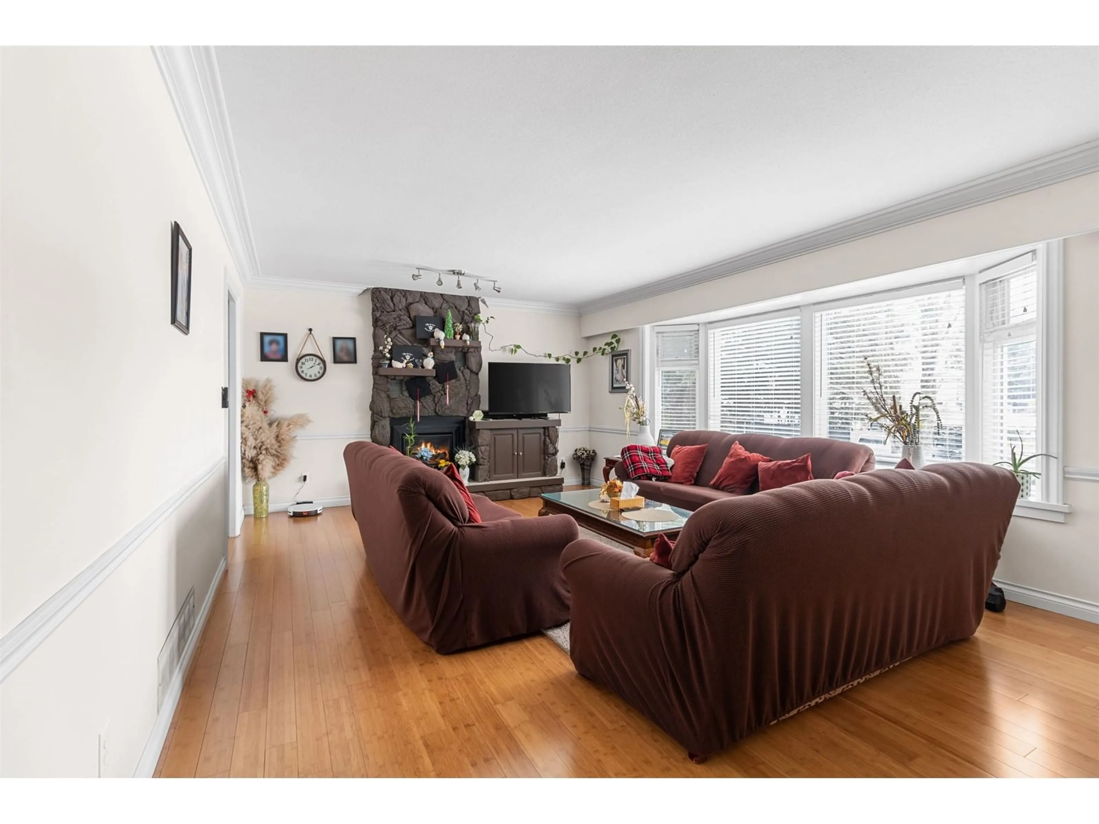 Living room with furniture, wood/laminate floor for 9234 115 STREET, Delta British Columbia V4C5P3