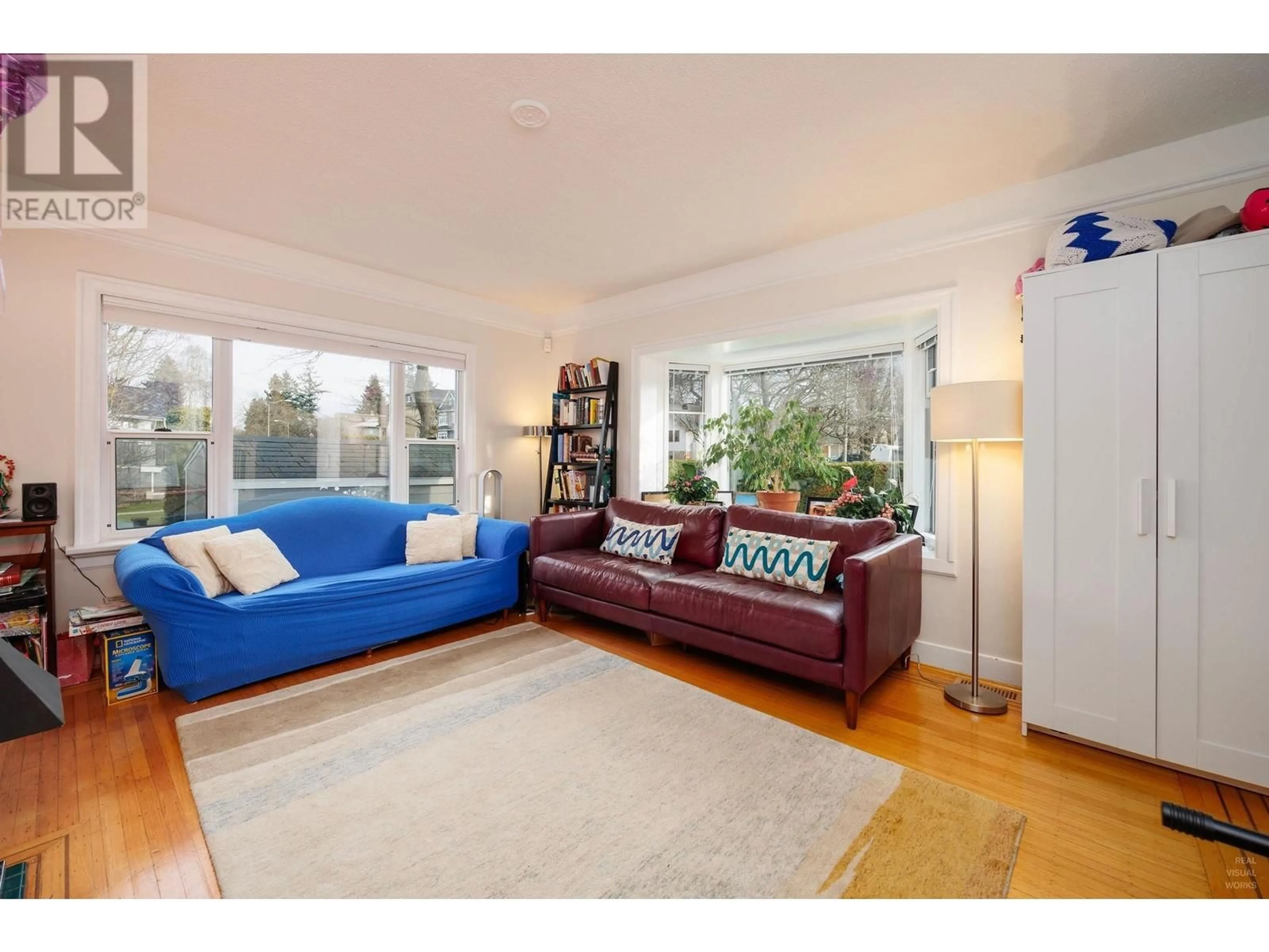 Living room with furniture, wood/laminate floor for 207 W 19TH AVENUE, Vancouver British Columbia V5Y2B6