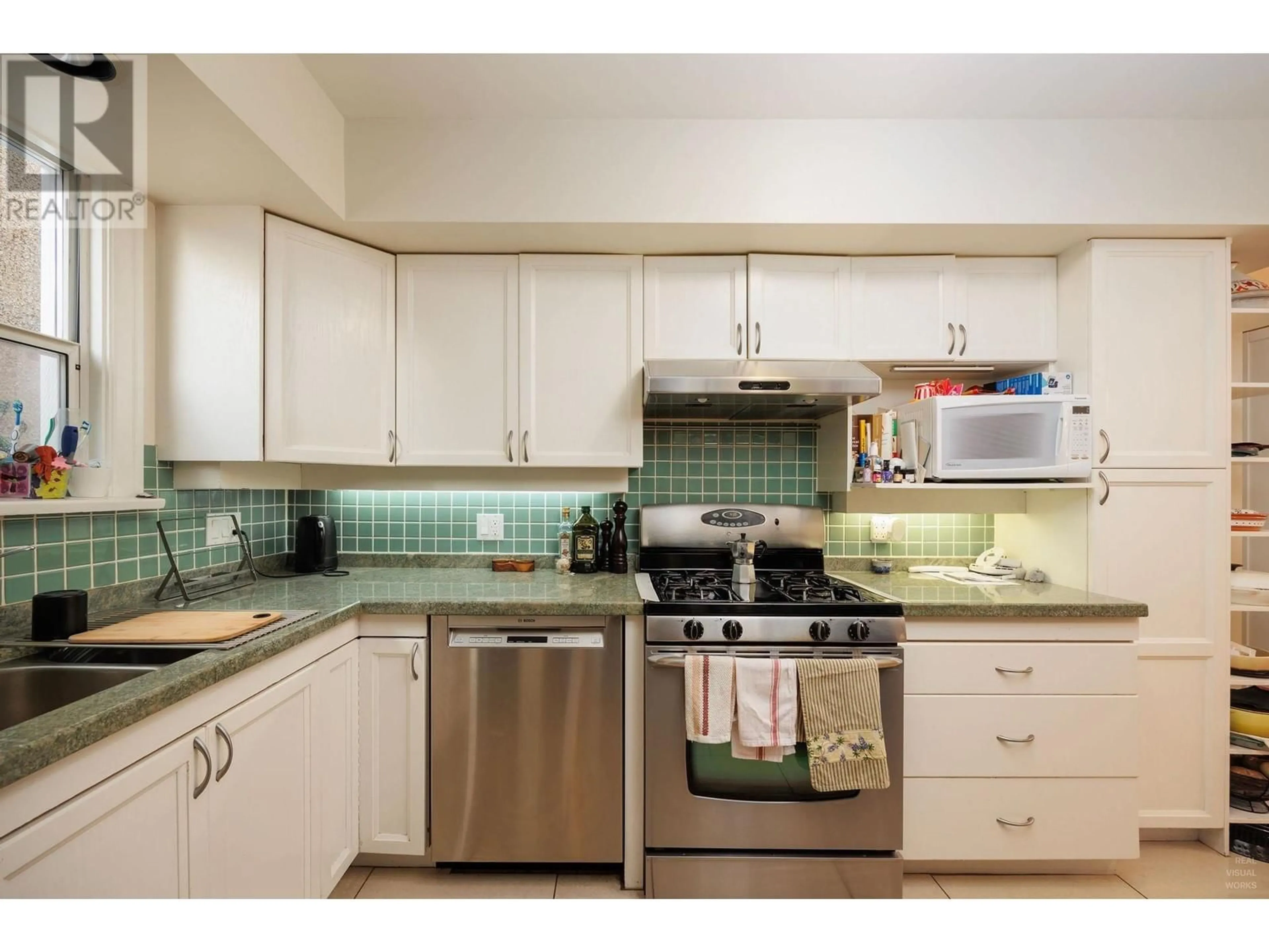 Standard kitchen, ceramic/tile floor for 207 W 19TH AVENUE, Vancouver British Columbia V5Y2B6