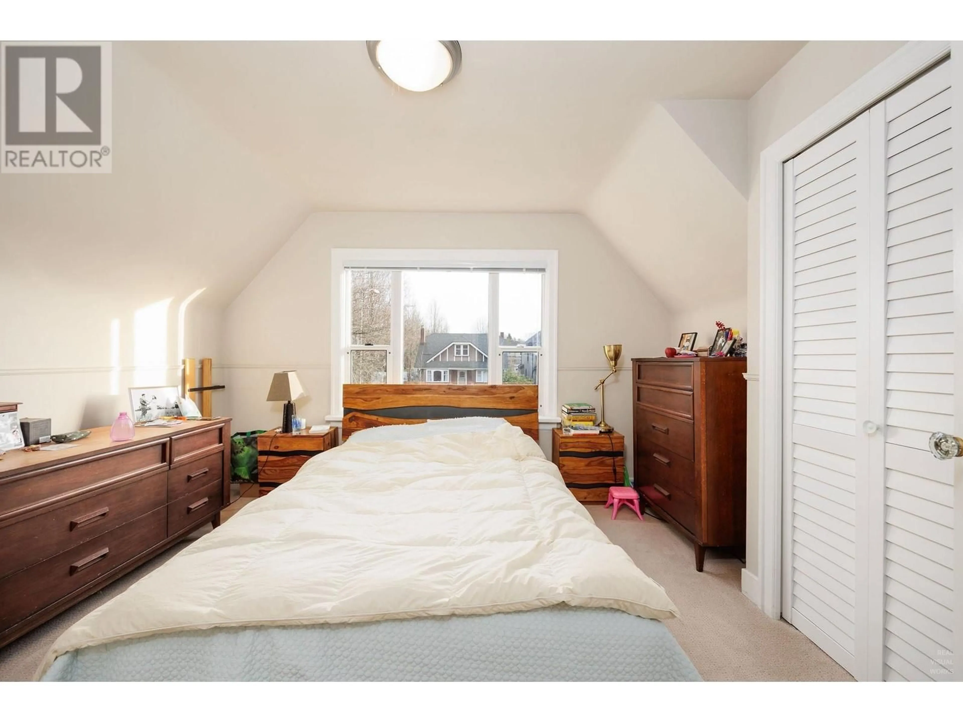 Bedroom with bed, wood/laminate floor for 207 W 19TH AVENUE, Vancouver British Columbia V5Y2B6