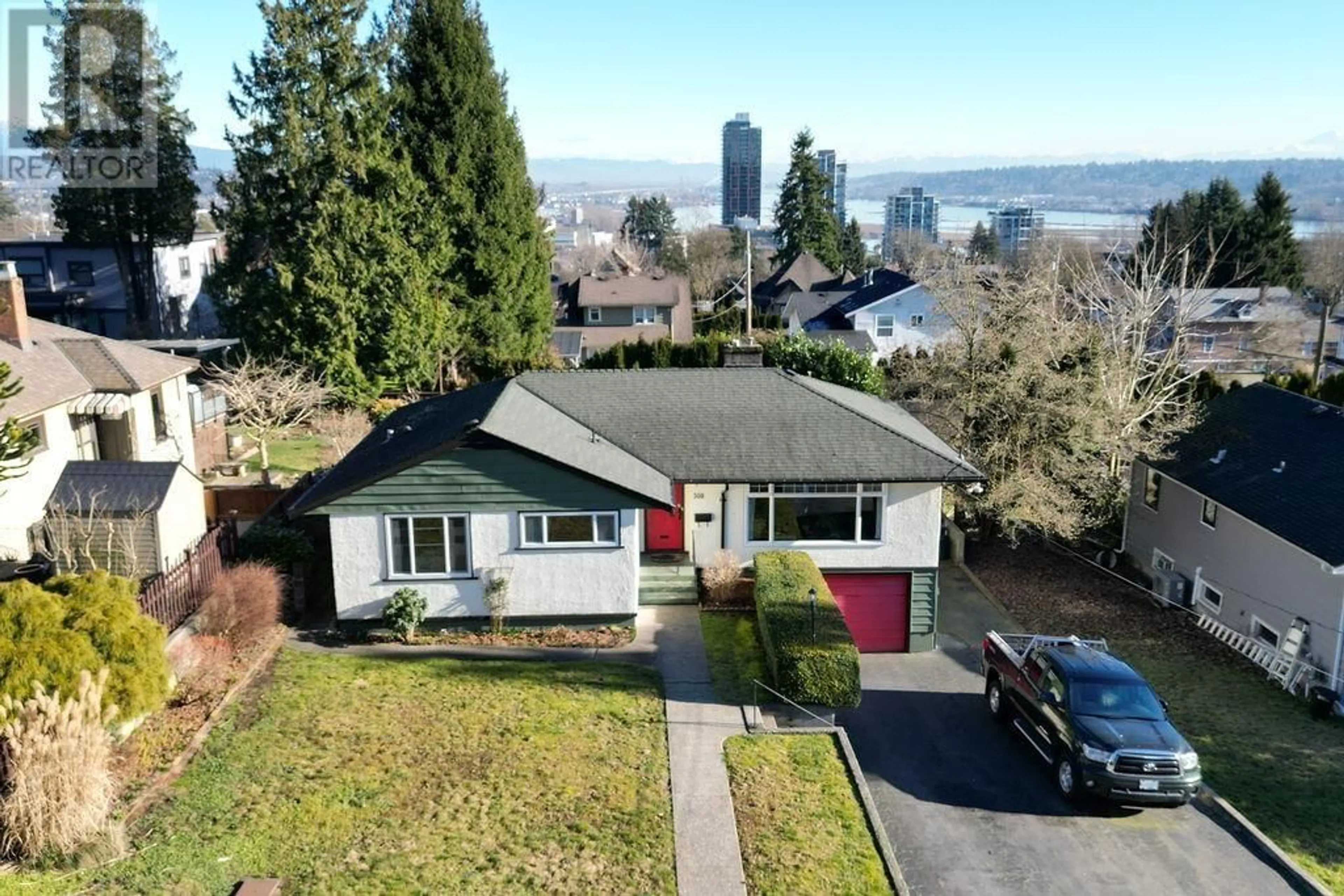 A pic from outside/outdoor area/front of a property/back of a property/a pic from drone, unknown for 308 DEVOY STREET, New Westminster British Columbia V3L4E9