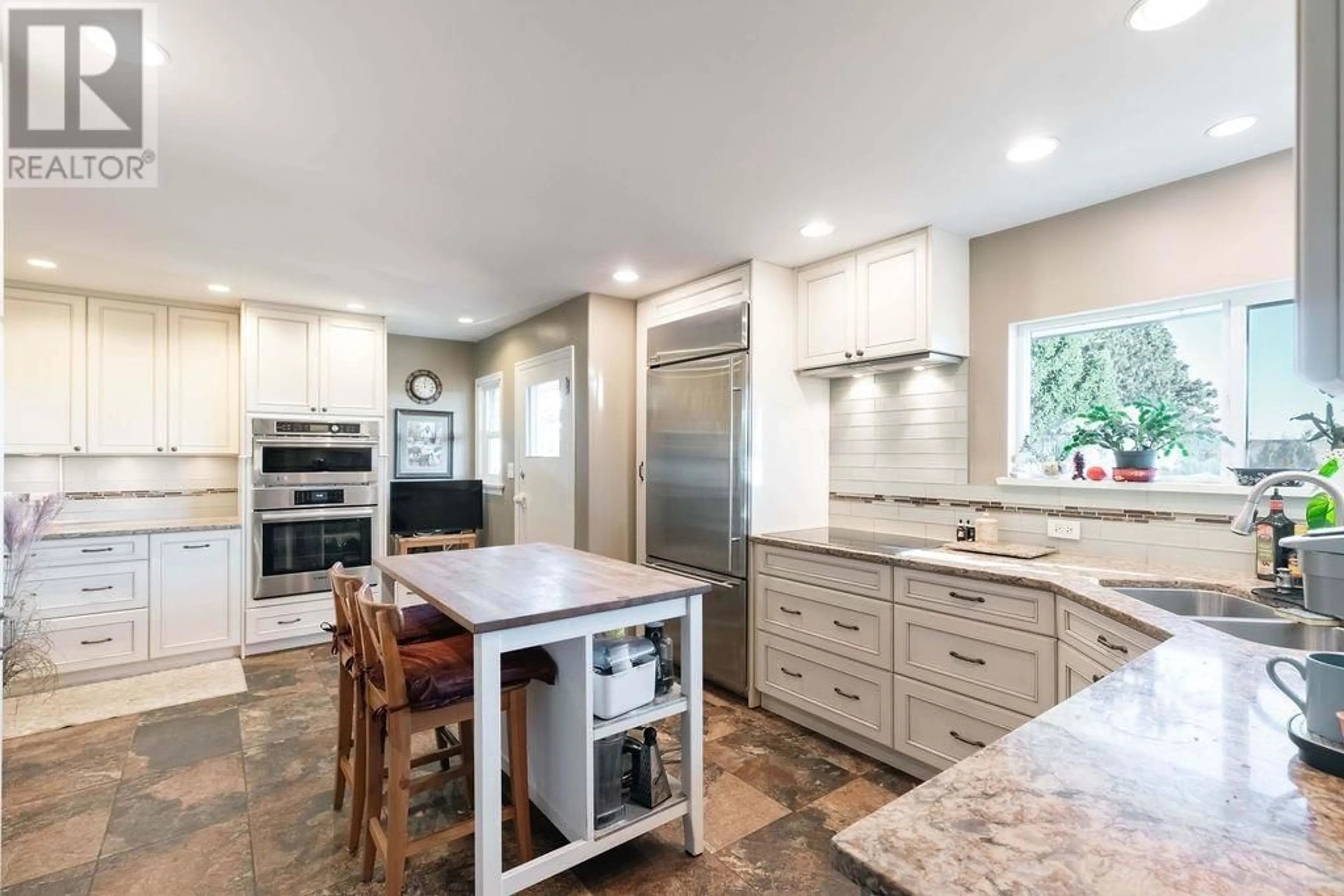 Open concept kitchen, ceramic/tile floor for 308 DEVOY STREET, New Westminster British Columbia V3L4E9